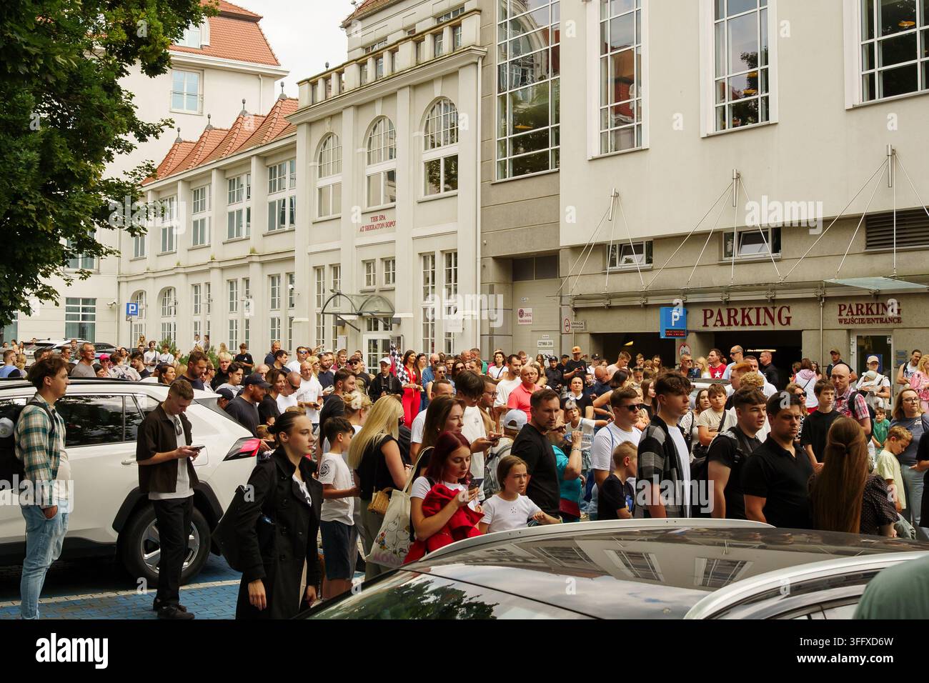 Sopot, Polonia - 25 luglio 2026: Una grande folla di giovani radunata su una strada cittadina, che mostra la vita urbana, l'interazione sociale e l'assemblea pubblica in un contesto urbano denso Foto Stock