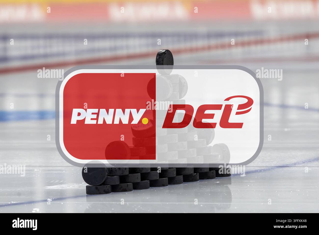 (Fotomontaggio) DEL (Lega tedesca di hockey su ghiaccio) Immagine illustrativa: Il logo DEL su un mucchio di dischi sul ghiaccio Foto Stock
