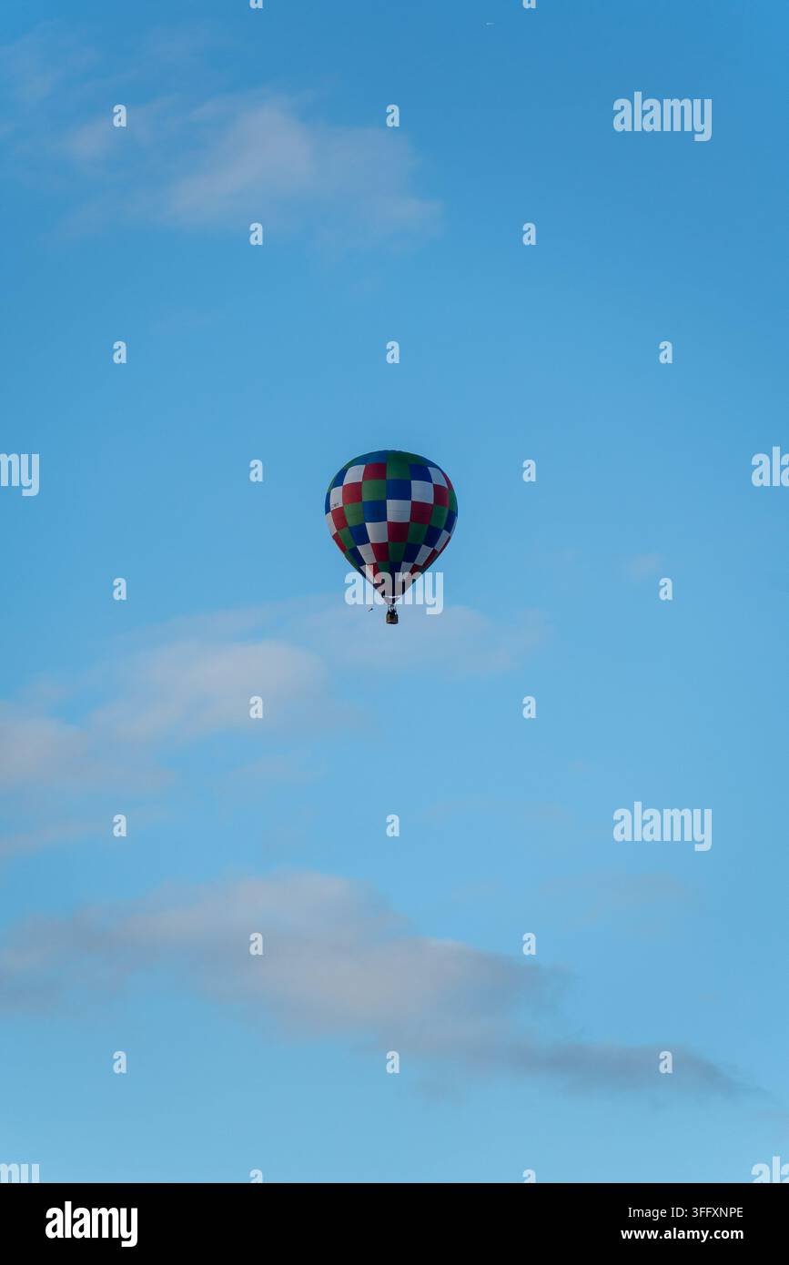 Bakewell, Inghilterra, Regno Unito - 05 settembre 2026: Vista di un pallone aerostatico colorato che galleggia nel cielo azzurro. Foto Stock