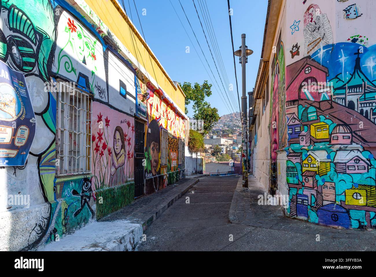 Una strada tipica nel centro storico della città portuale cilena di Valparaíso Foto Stock