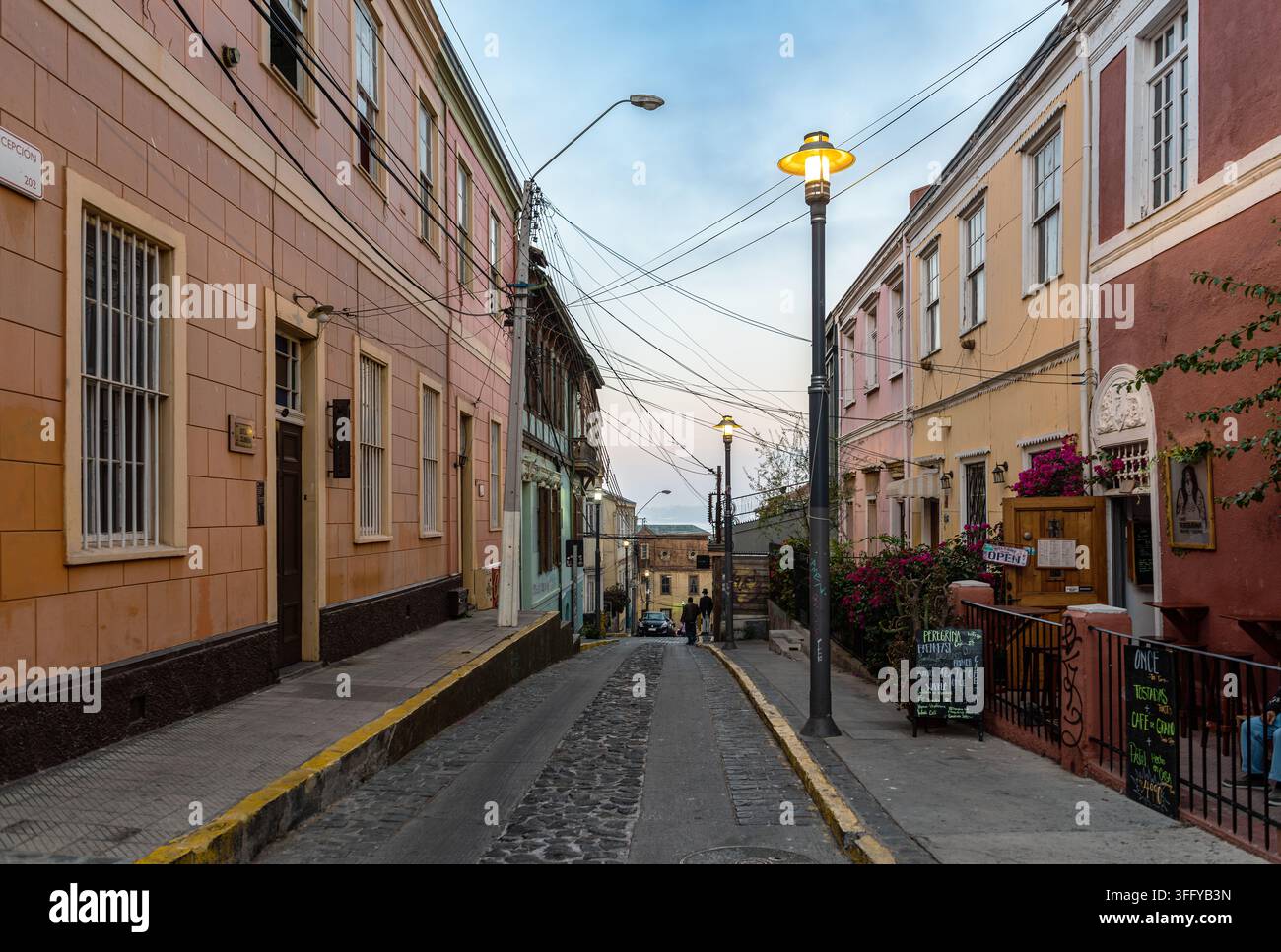 Una strada tipica nel centro storico della città portuale cilena di Valparaíso Foto Stock