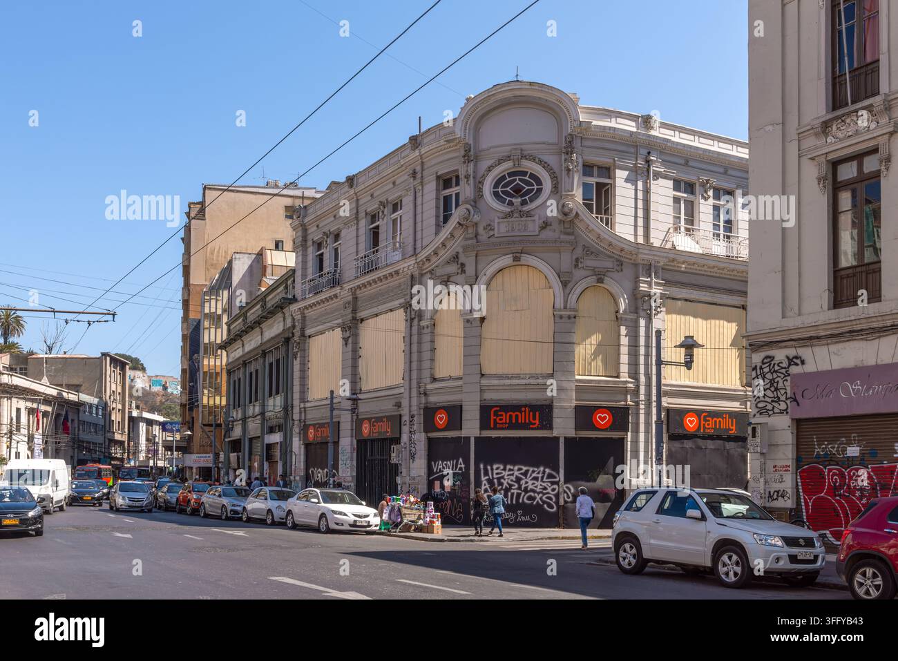 Una strada tipica nel centro storico della città portuale cilena di Valparaíso Foto Stock