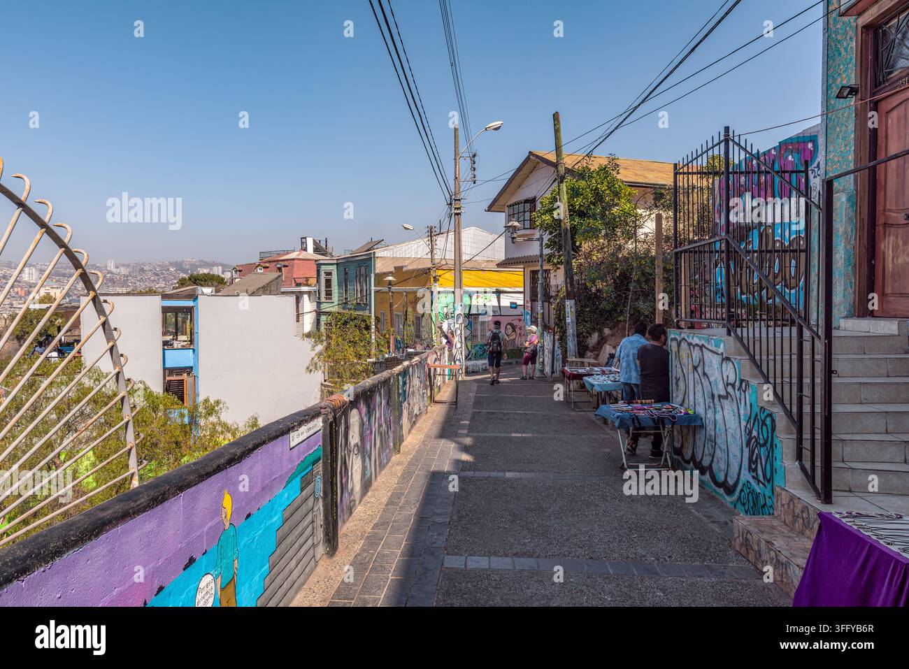 Una strada tipica nel centro storico della città portuale cilena di Valparaíso Foto Stock
