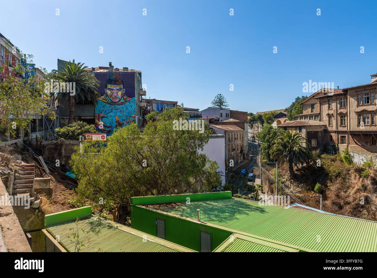 Una strada tipica nel centro storico della città portuale cilena di Valparaíso Foto Stock