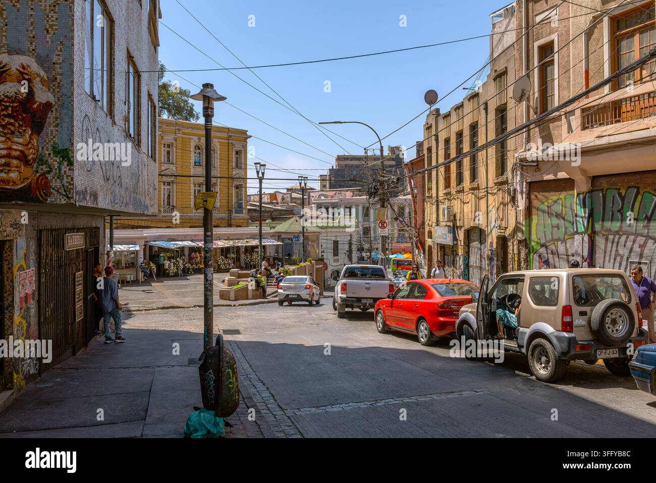 Una strada tipica nel centro storico della città portuale cilena di Valparaíso Foto Stock