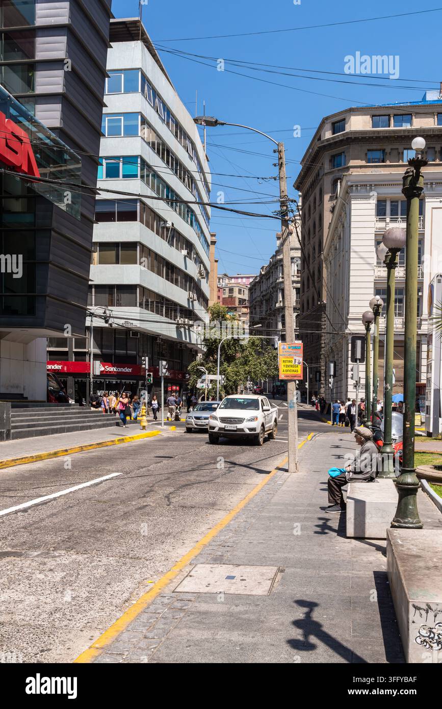 Una strada tipica nel centro storico della città portuale cilena di Valparaíso Foto Stock