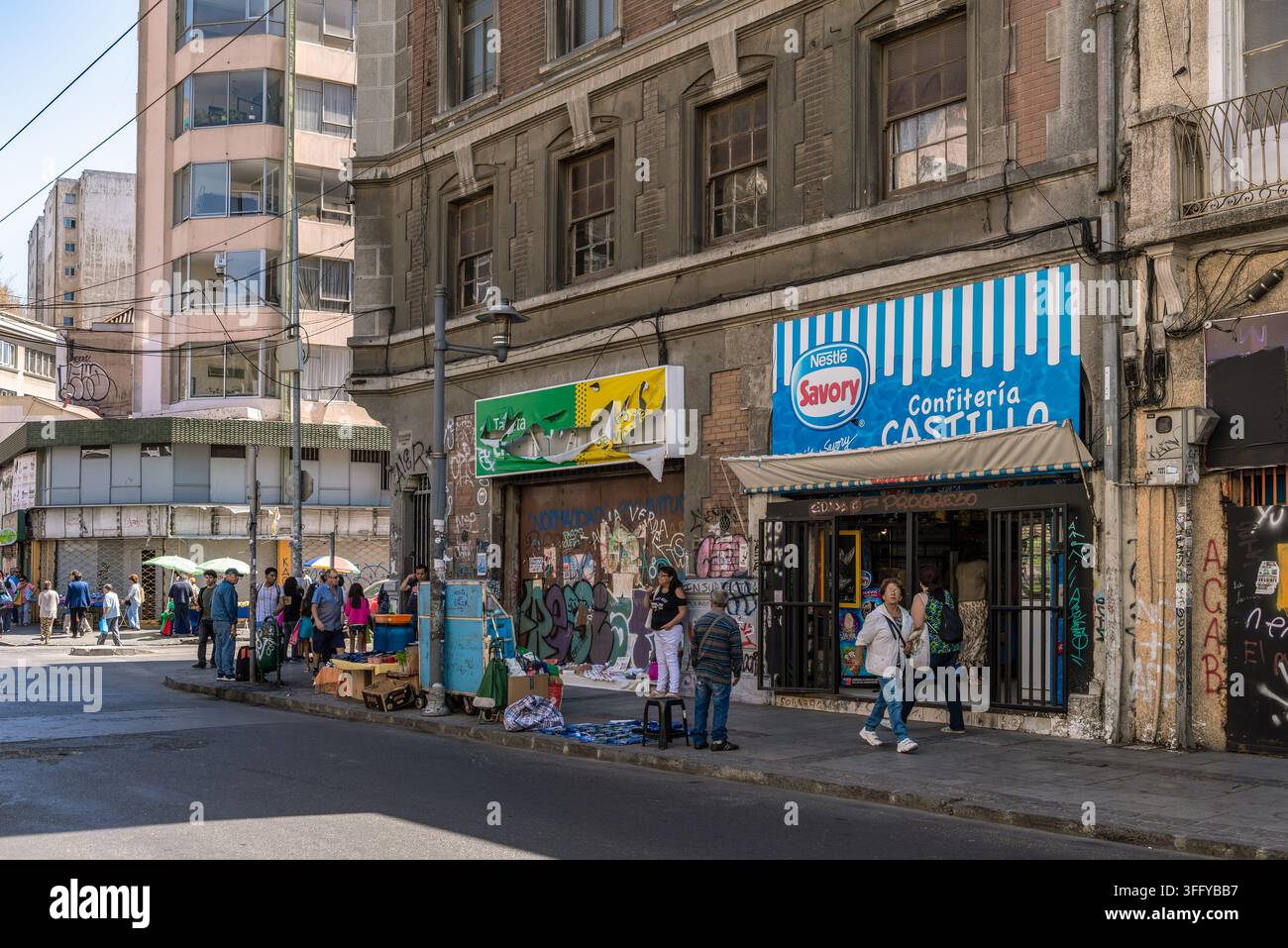 Una strada tipica nel centro storico della città portuale cilena di Valparaíso Foto Stock