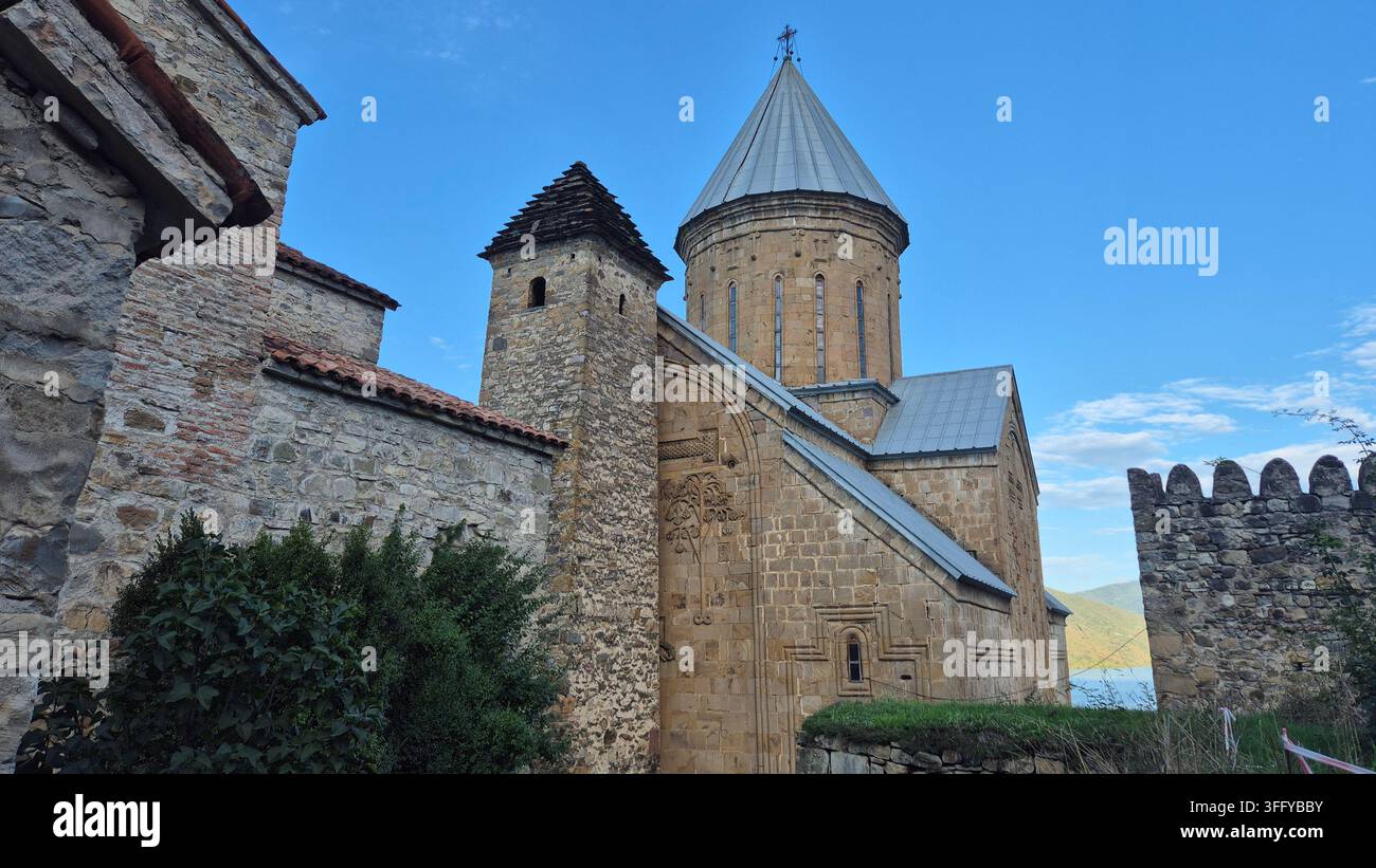 Vista ad angolo alto del complesso fortificato di Ananuri e della chiesa che si affaccia sul bacino di Zhinvali, Georgia - Immagine stock catturata con smartphone