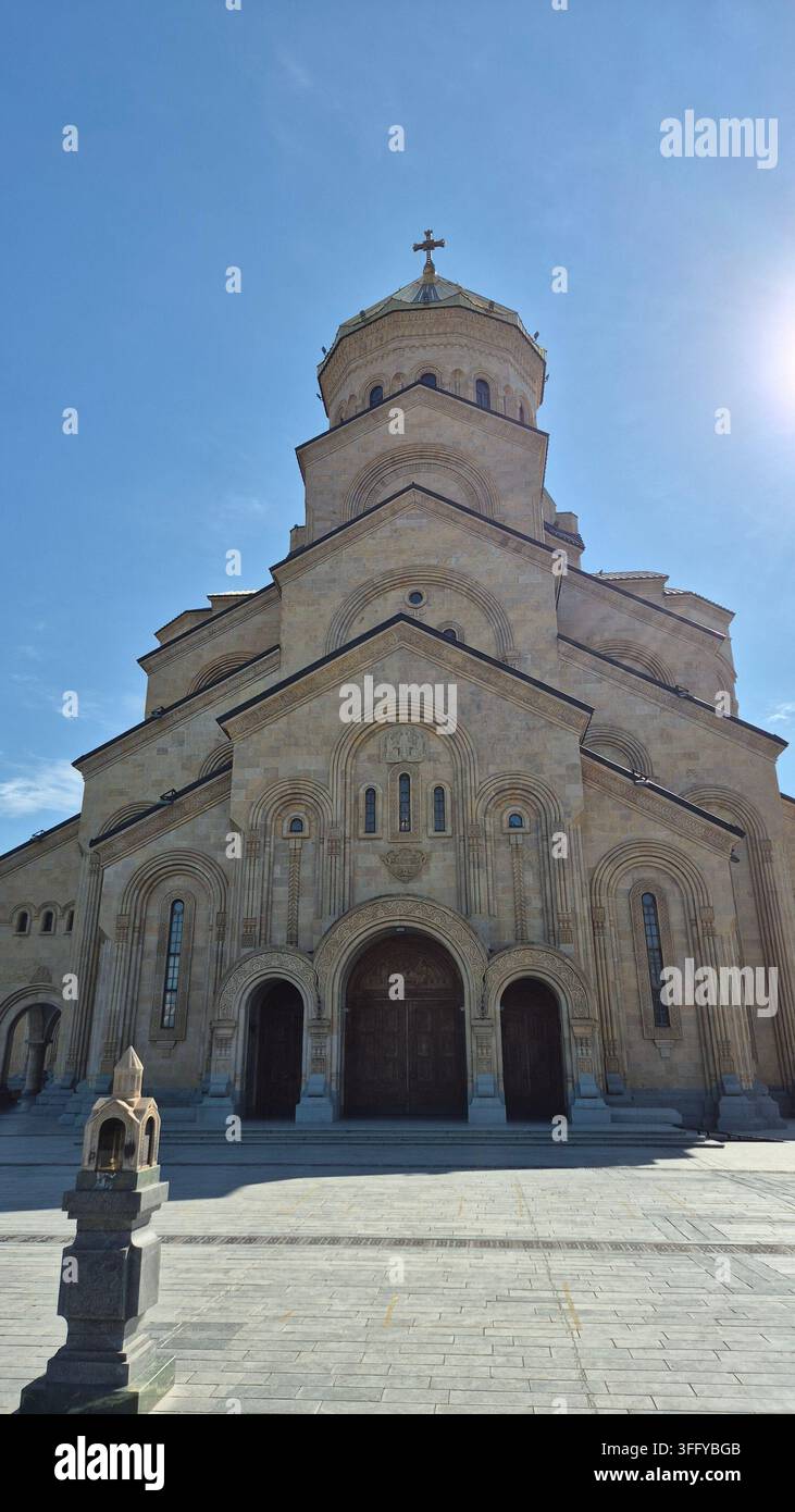 Vista ad angolazione bassa delle scale della Cattedrale della Santa Trinità Sameba a Tbilisi, Georgia - Immagine stock catturata con smartphone