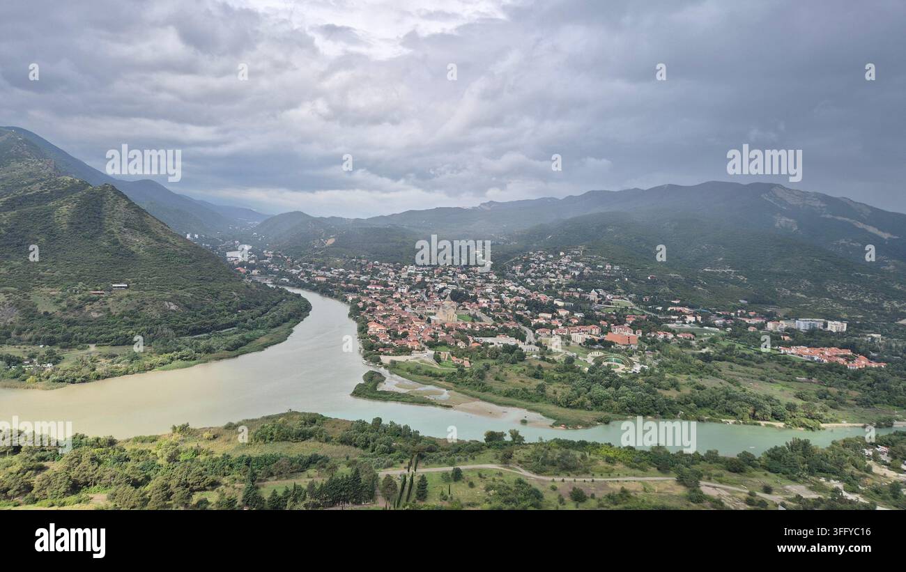 Vista panoramica della confluenza dei fiumi Mtkvari e Aragvi e dell'antica città di Mtskheta, Georgia - Immagine stock catturata con smartphone