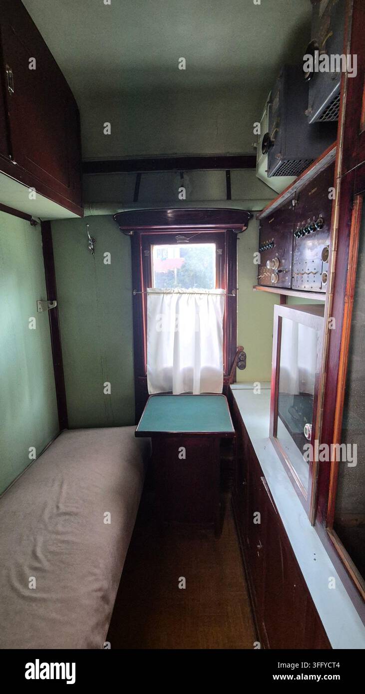 Vista interna del compartimento letto e del letto a castello del vagone privato di Joseph Stalin al Museo di Joseph Stalin a Gori, Georgia Foto Stock