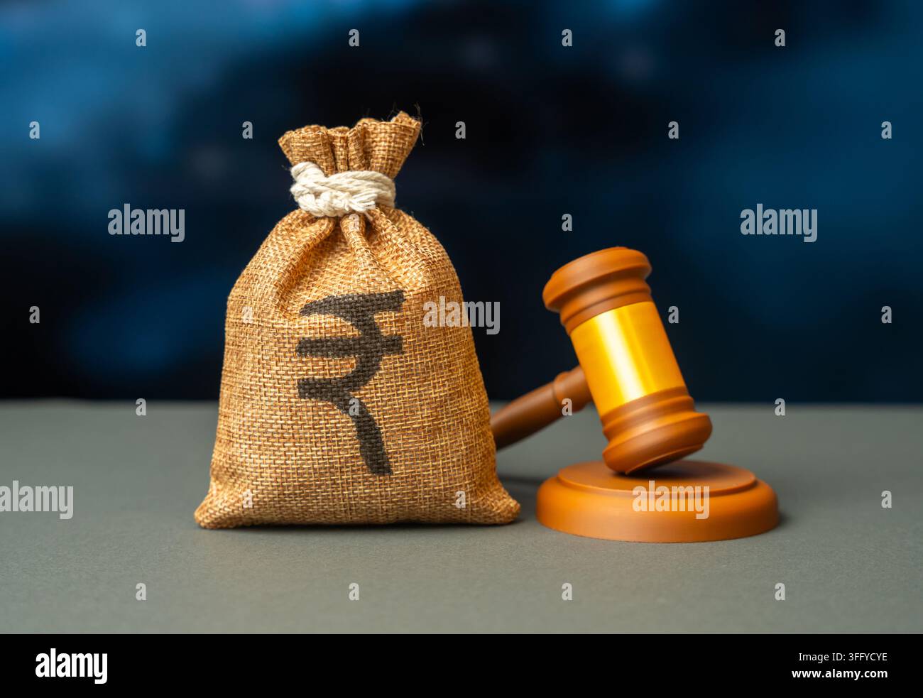 Borsa di denaro in rupie indiane e martelletto di un giudice. Un processo e una sentenza, risarcimento in un processo. Rimborsi e restituzioni fiscali. Foto Stock