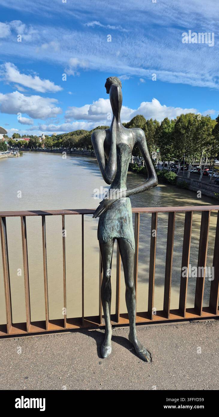 Scultura in bronzo sul ponte Baratashvili sul fiume Kura a Tbilisi, Georgia, dello scultore Gia Japaridze - Immagine stock catturata con smartphone
