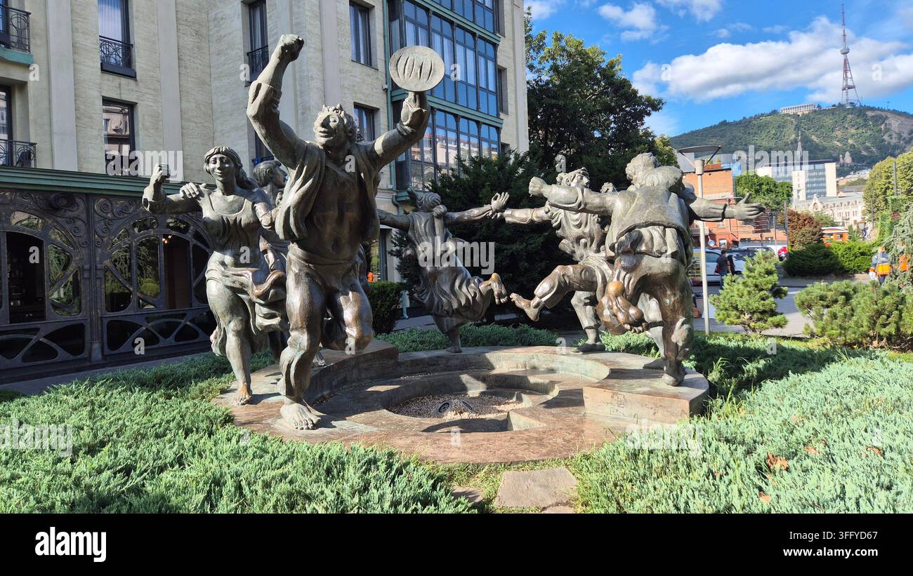 Monumento in bronzo della scultura Berikaoba che rappresenta la danza folkloristica georgiana tradizionale a Tbilisi, Georgia - Immagine stock catturata con smartphone