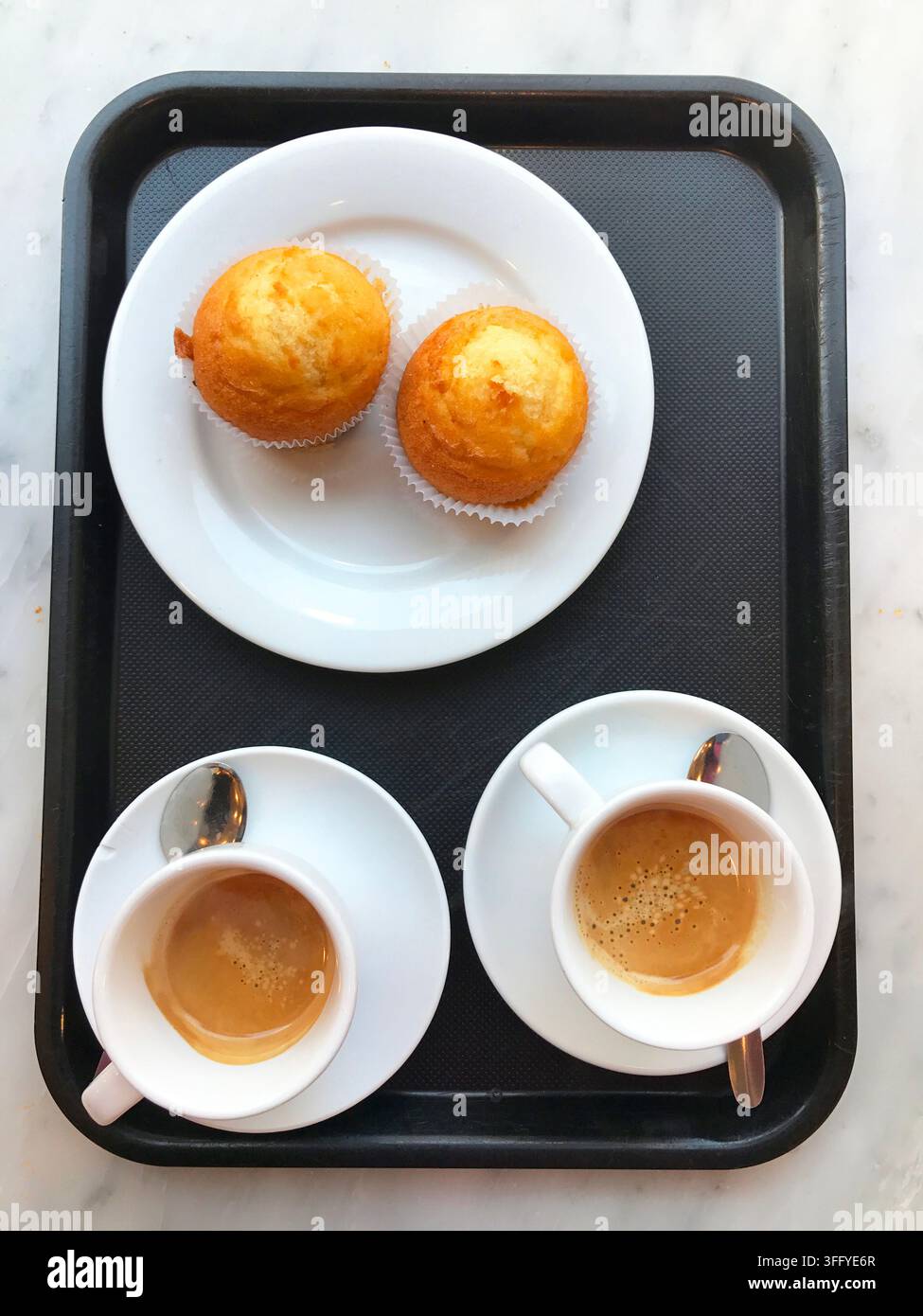 Due tazze di caffè e due muffin. Vista dall'alto. Foto Stock