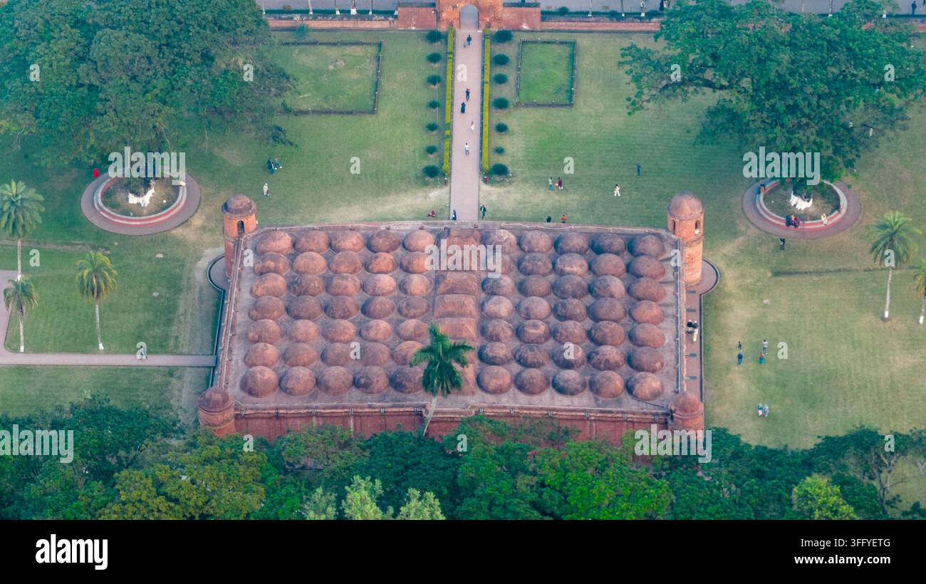 Veduta aerea della storica moschea Sixty Dome, con i suoi cupoli distintivi e l'architettura in mattoni rossi, circondata da prati rigogliosi a Bagerhat Foto Stock