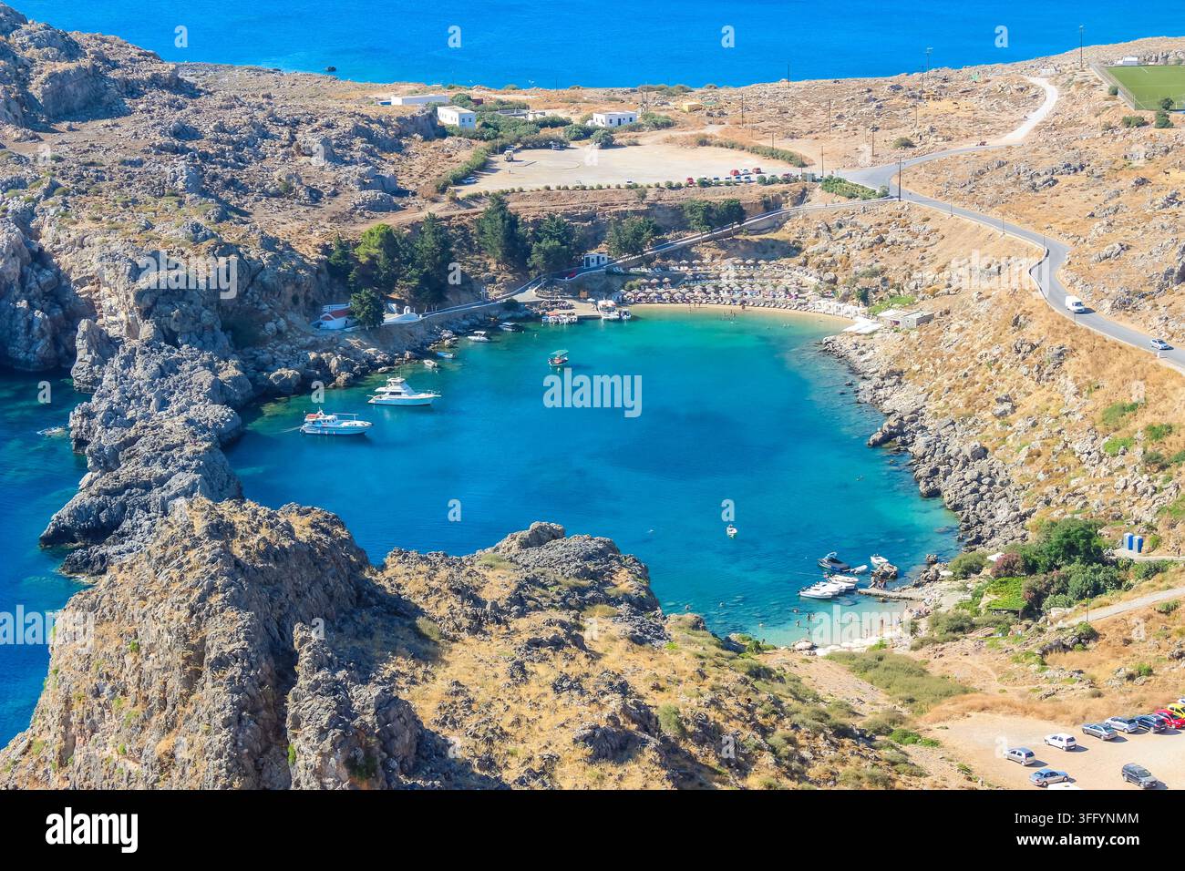 Vista superiore della baia a forma di cuore di St. Paul’s dall’acropoli di Lindos, isola greca di Rodi Foto Stock