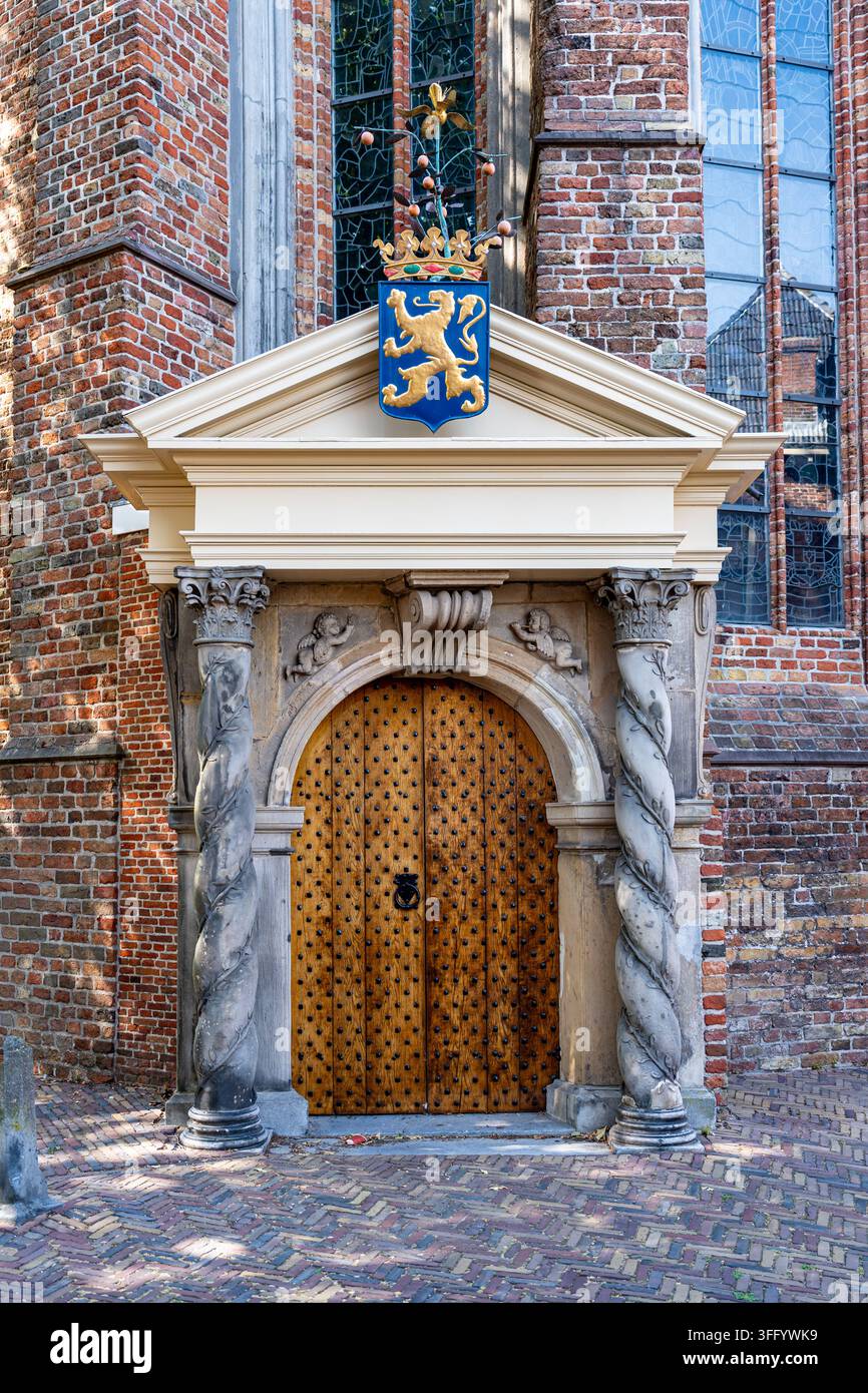 Porta d'ingresso di una chiesa medievale a Leeuwarden Foto Stock