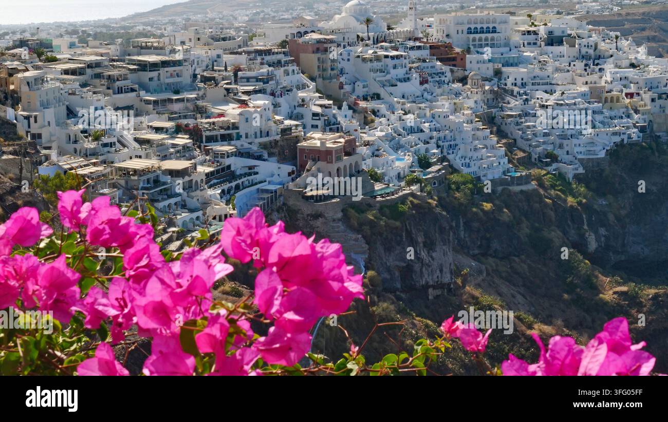 Una vista di Thira (Fira) sull'isola di Santorini Foto Stock