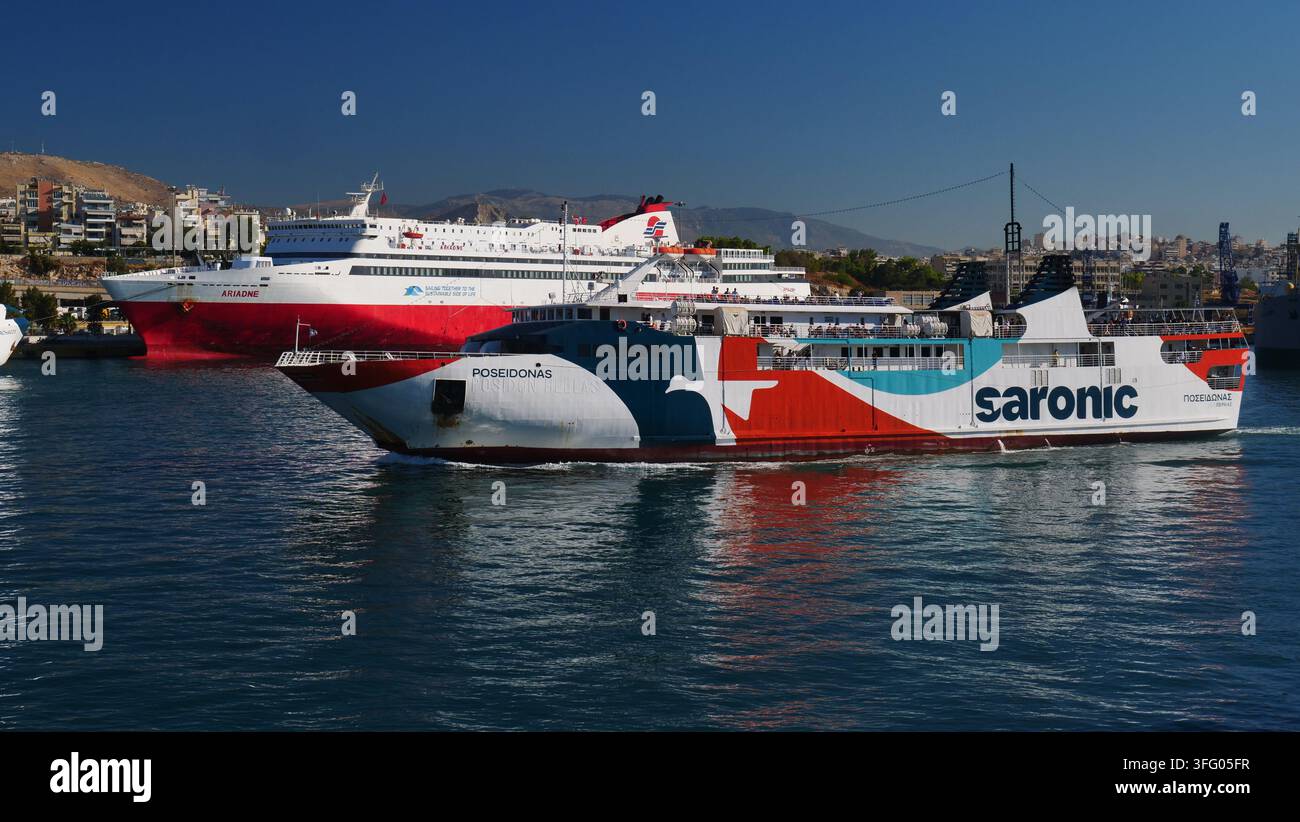La Poseidonas è un traghetto convenzionale a ponte aperto per passeggeri e veicoli gestito da Saronic Ferries. Foto Stock