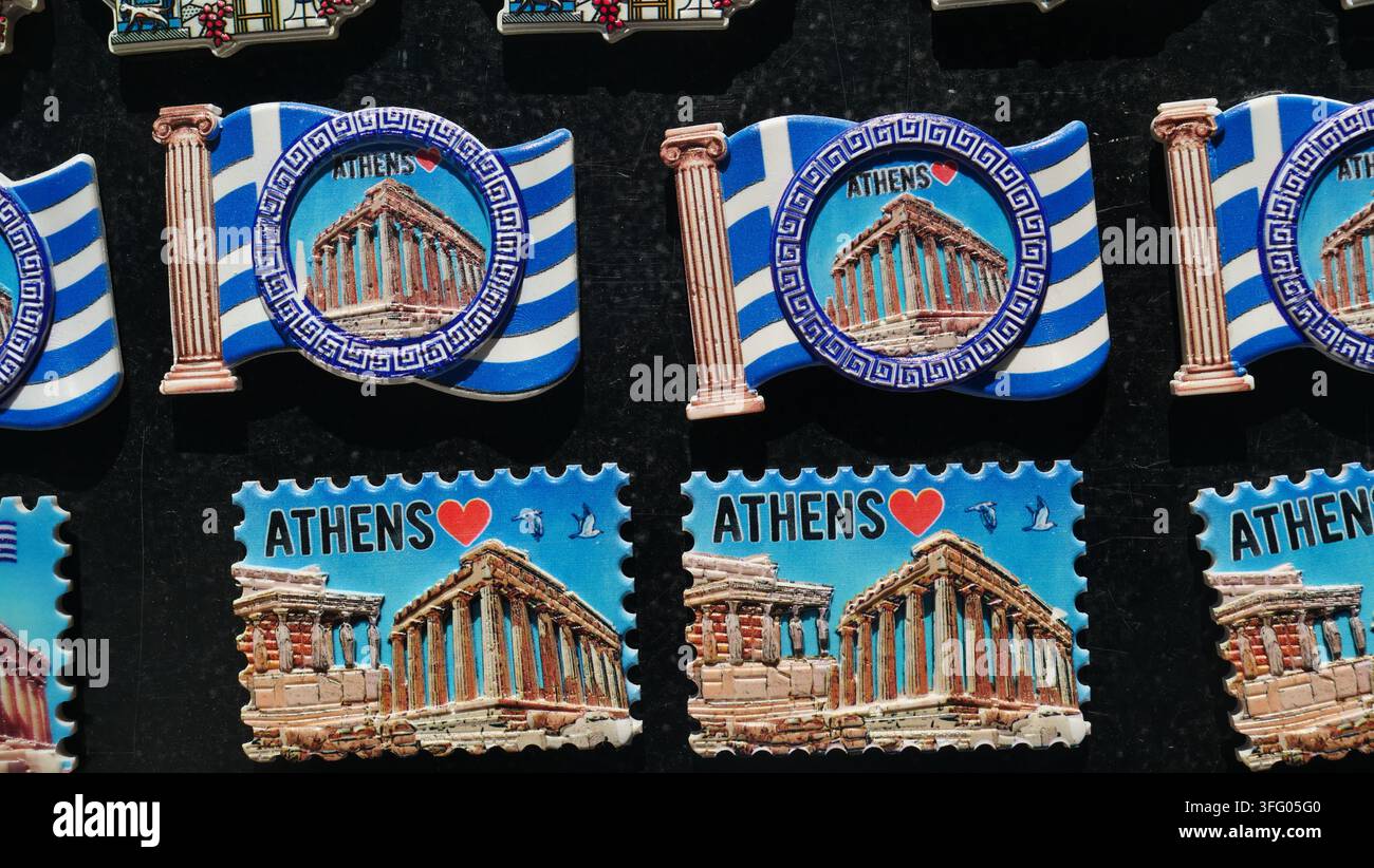 Magneti per frigorifero in vendita a Plaka, Atene, che mostrano bandiere greche e l'Acropoli. Foto Stock