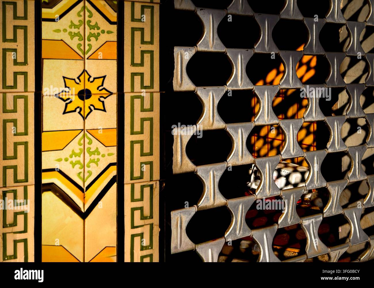 Motivo di piastrelle decorative incontra schermo metallico perforato, contrasto geometrico colorato, Lisbona. Ispirazione per il design grafico. Foto Stock
