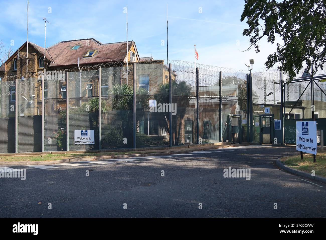 Ingresso principale del carcere di Downview, Banstead, Surrey, Regno Unito. Un carcere femminile di categoria chiusa aperto nel 1989 sul sito del vecchio ospedale di Banstead. Foto Stock