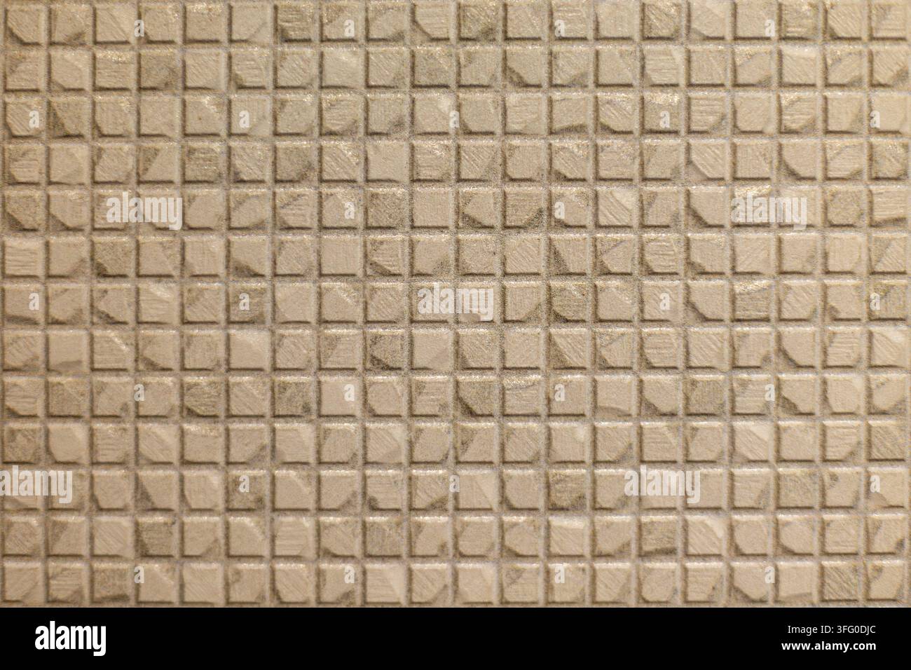 Texture di piastrella mosaico quadrata beige con griglia geometrica. Vista ravvicinata di piastrelle mosaico quadrate beige con sottili segni geometrici disposti in un motivo ripetitivo Foto Stock