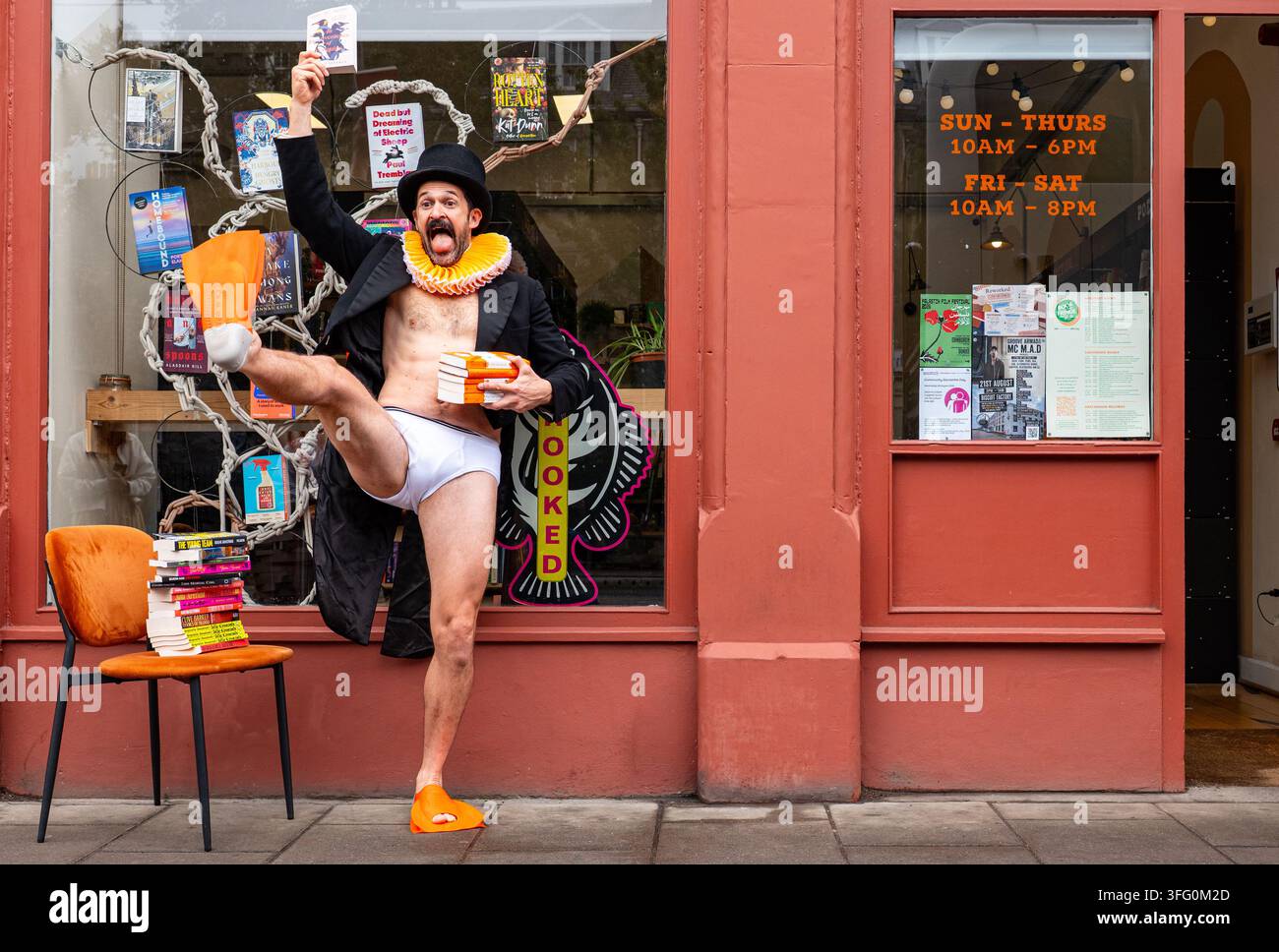 Comico Garry Starr in pinguini classici alla Libreria Argonaut, Leith Walk durante l'Edinburgh Festival Fringe, Scozia, Regno Unito Foto Stock