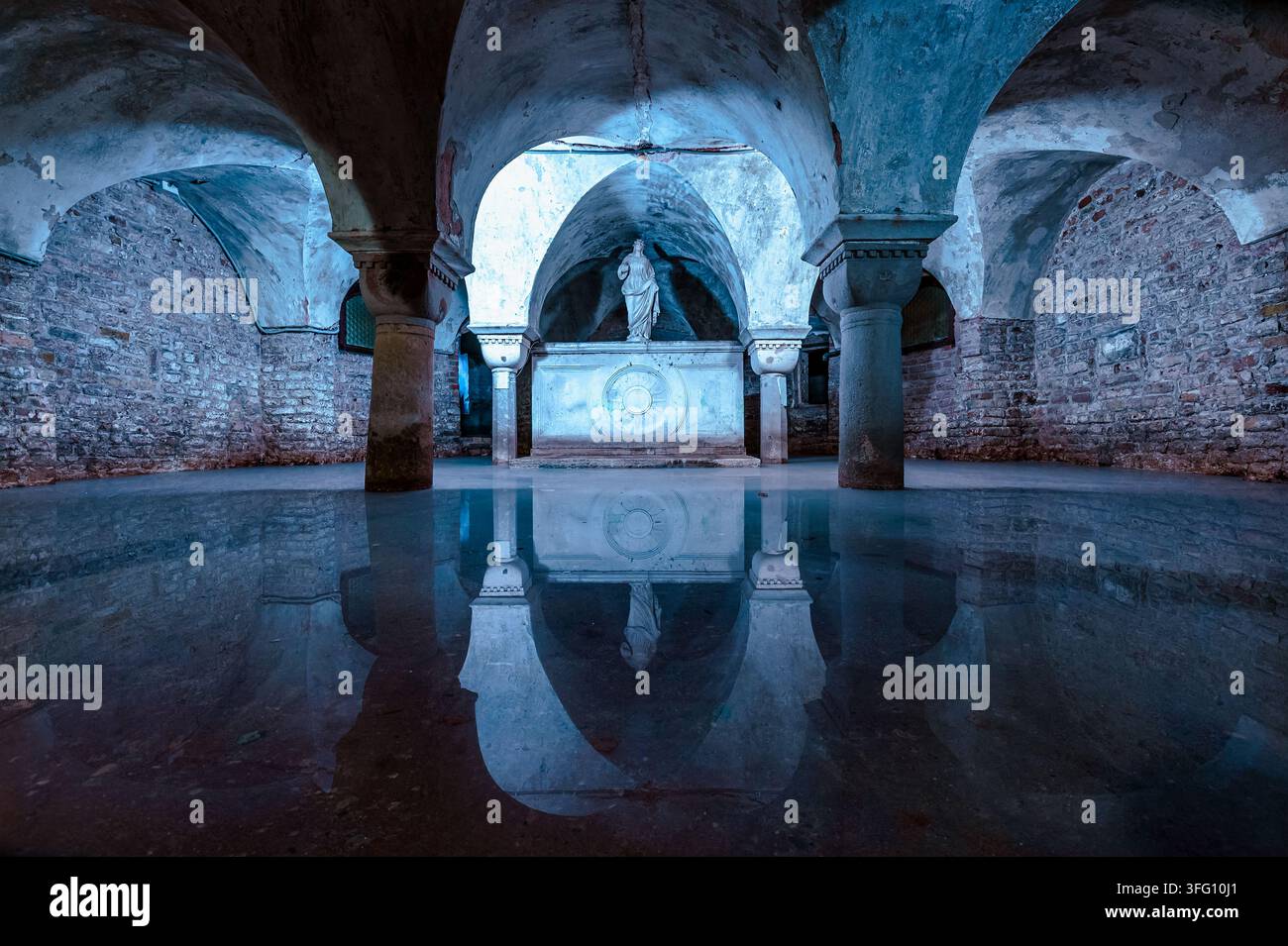 La cripta permanentemente allagata della chiesa di San Zaccaria a Venezia, Italia. Foto Stock