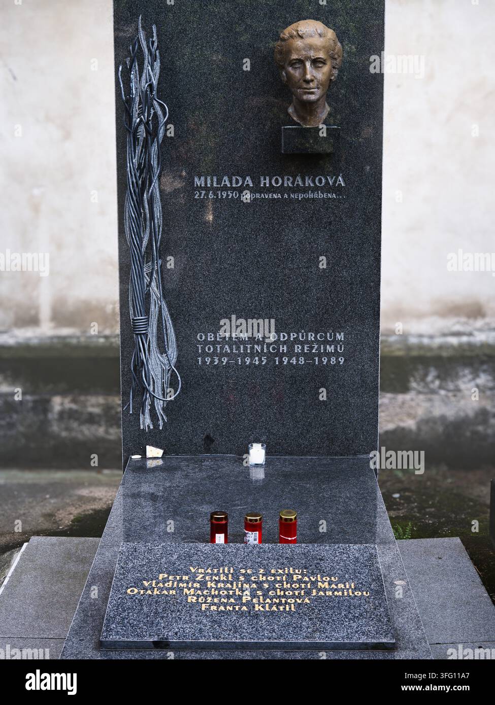 Monumento a Milada Horáková al cimitero di Vyšehrad a Praga Foto Stock