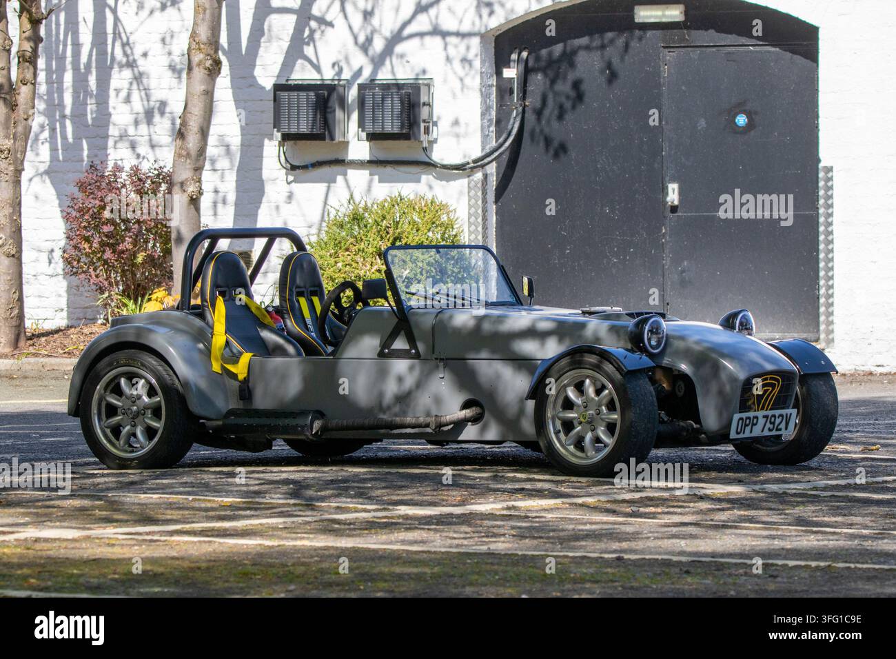 Un'elegante auto sportiva leggera Caterham Seven grigia parcheggiata in un parcheggio lastricato. Southport, Regno Unito. Foto Stock