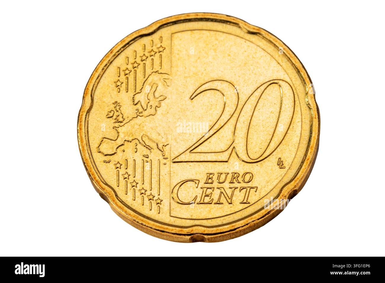 Macro di una brillante moneta da 20 centesimi di euro che mostra il lato comune con la mappa dell'Europa, isolata su bianco con percorso di ritaglio incluso Foto Stock