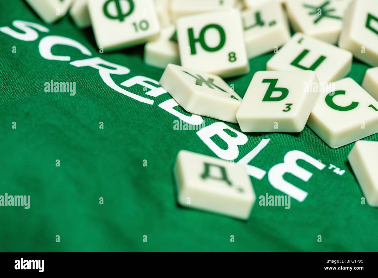 Piastre di Scrabble con lettere cirilliche su una superficie verde, piastre del gioco da tavolo Scrabble in cirillico bulgaro Foto Stock