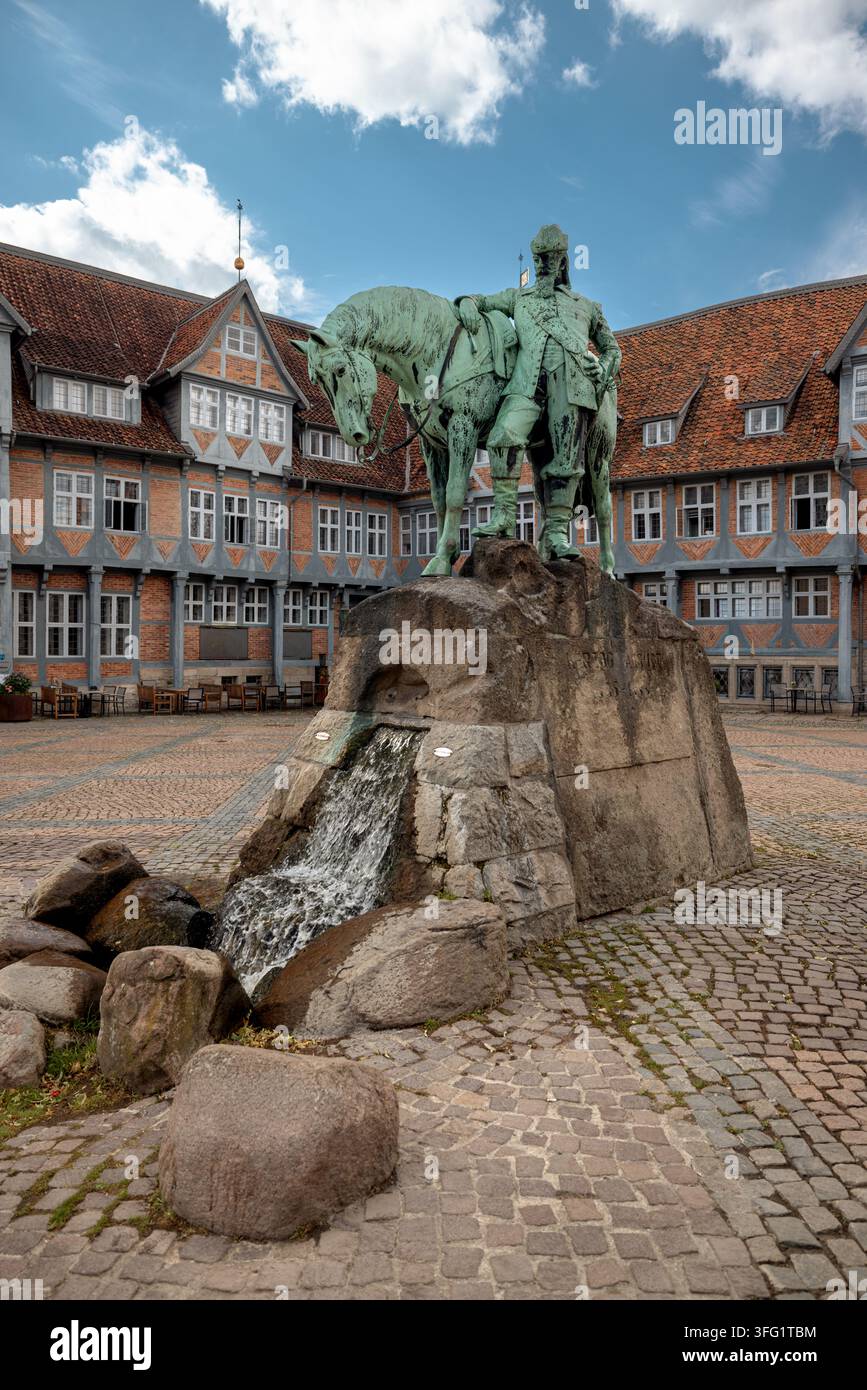 Monumento Herzog-August di Georg Renatus Meyer-Steglitz, eretto nel 1904, raffigura il duca Augusto il Giovane accanto al suo cavallo a Stadtmarkt. Foto Stock