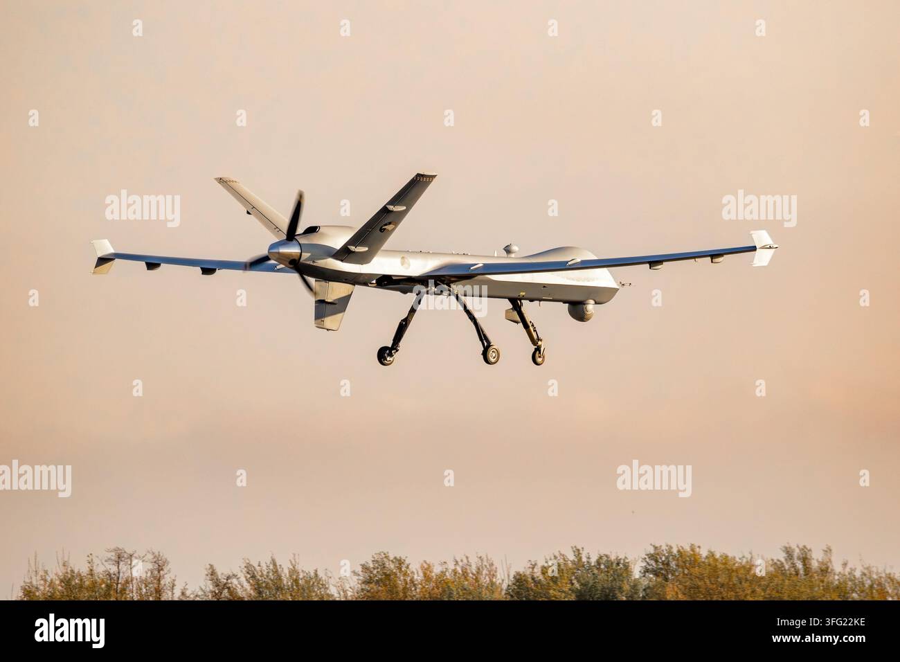 General Atomics mq-9 Reaper drone militare UAV in arrivo alla base aerea di Leeuwarden durante l'esercitazione Ramstein Flag. Leeuwarden, Paesi Bassi - 10 aprile 20 Foto Stock