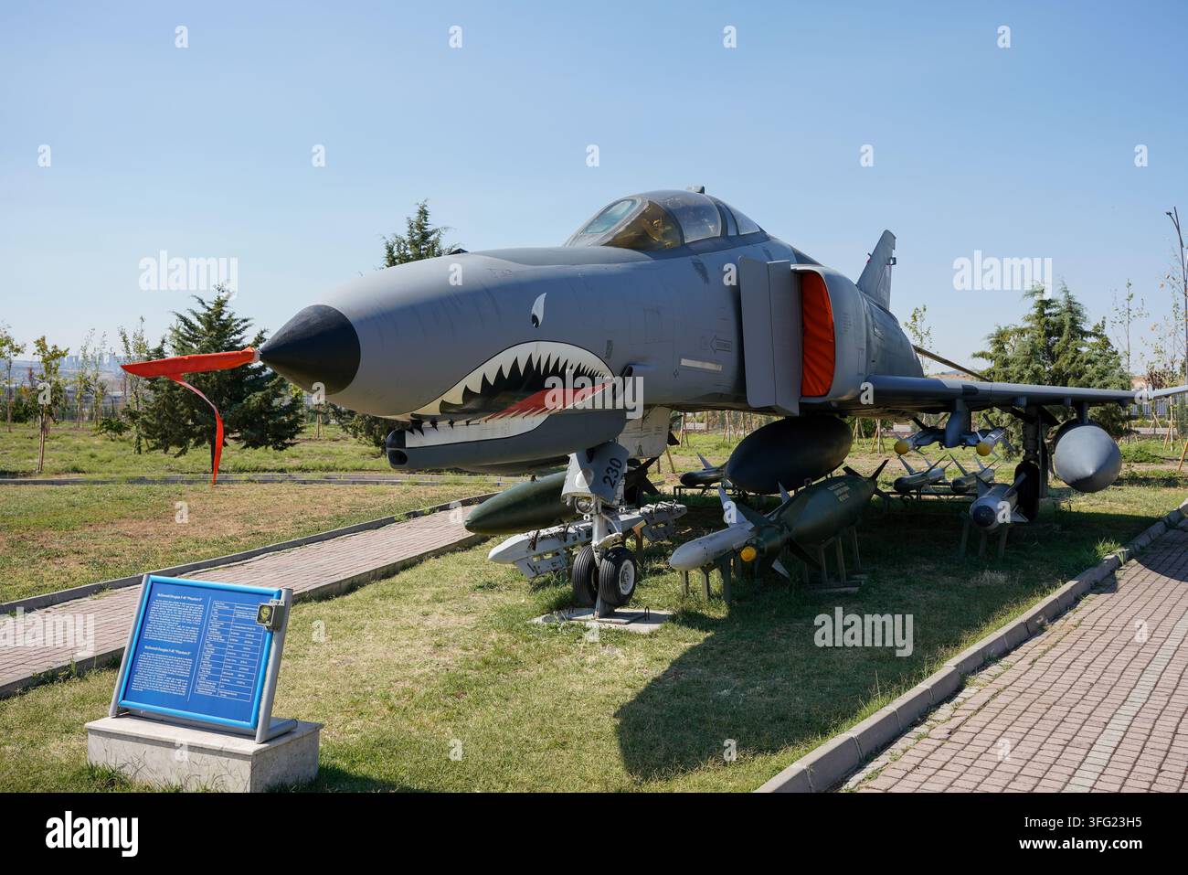 ANKARA, TURCHIA - 29 LUGLIO 2026: McDonnell Douglas F-4E Phantom II (8-12-100) della Turkish Air Force esposto al Museo dell'Aviazione di Ankara Foto Stock