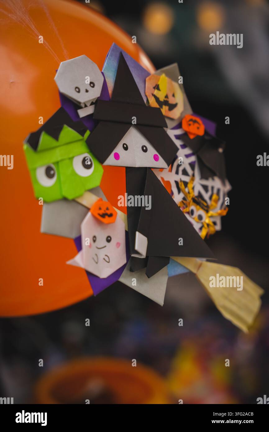 Decorazioni colorate per Halloween con cappelli da strega e personaggi spaventosi. Foto Stock