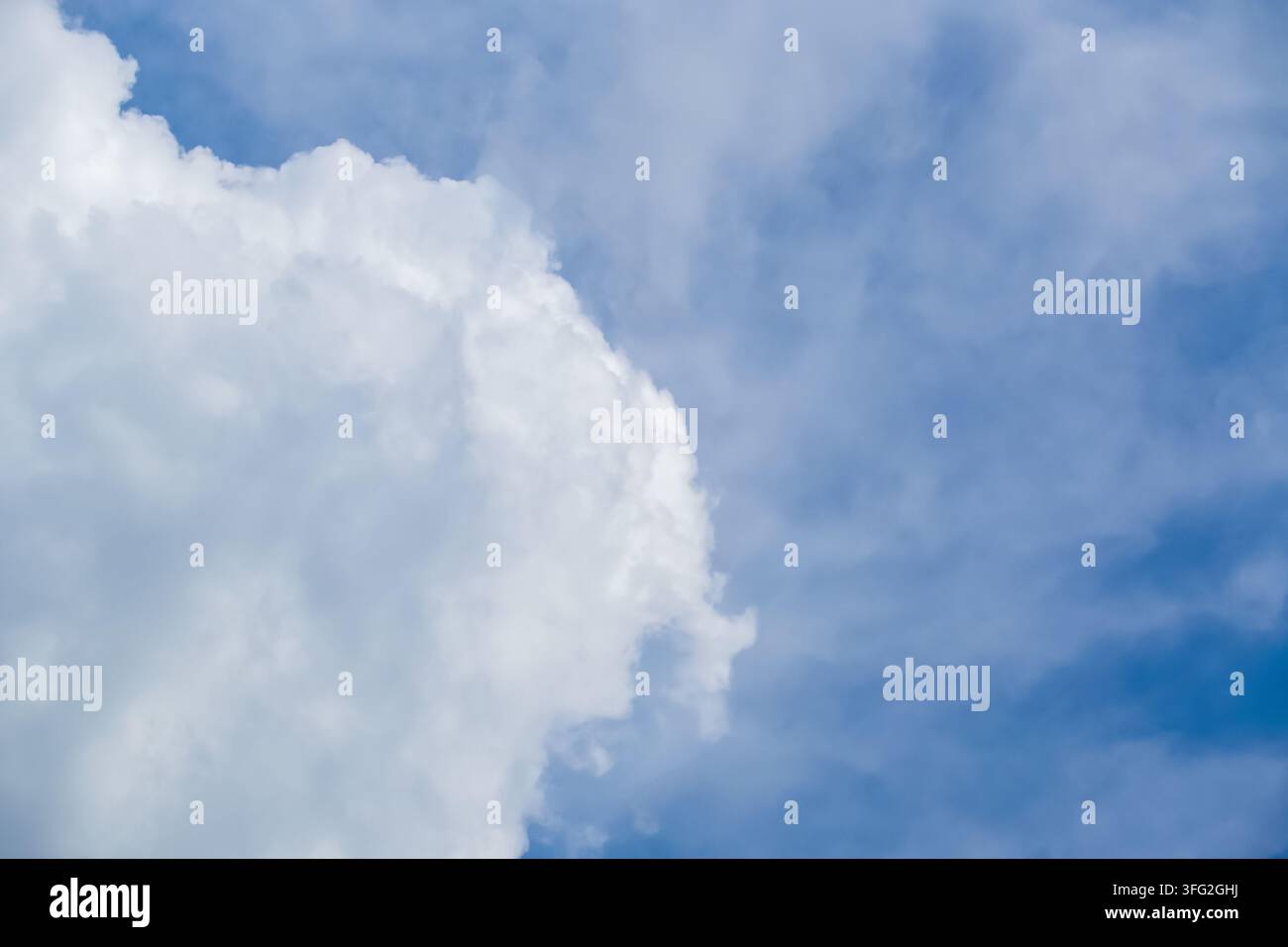 Nuvola cumulo bianca e soffice di un bianco brillante che contrasta con un cielo blu chiaro, con spazio per il testo. Concetto di libertà, speranza, previsioni meteorologiche, sognare a occhi aperti Foto Stock