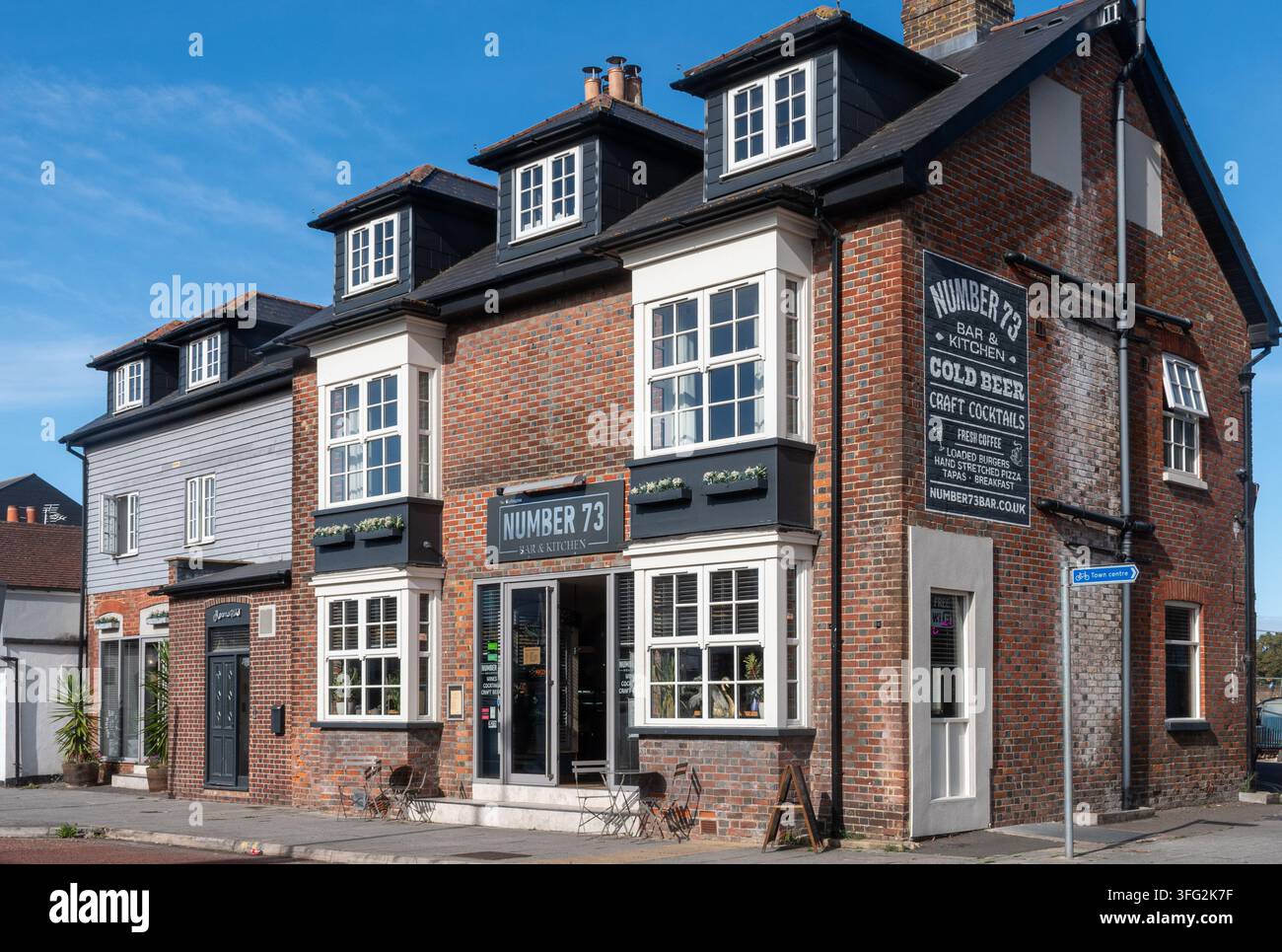 Number 73 Bar and Kitchen, bar caffè moderna a Waterlooville, Hampshire, Inghilterra, Regno Unito Foto Stock