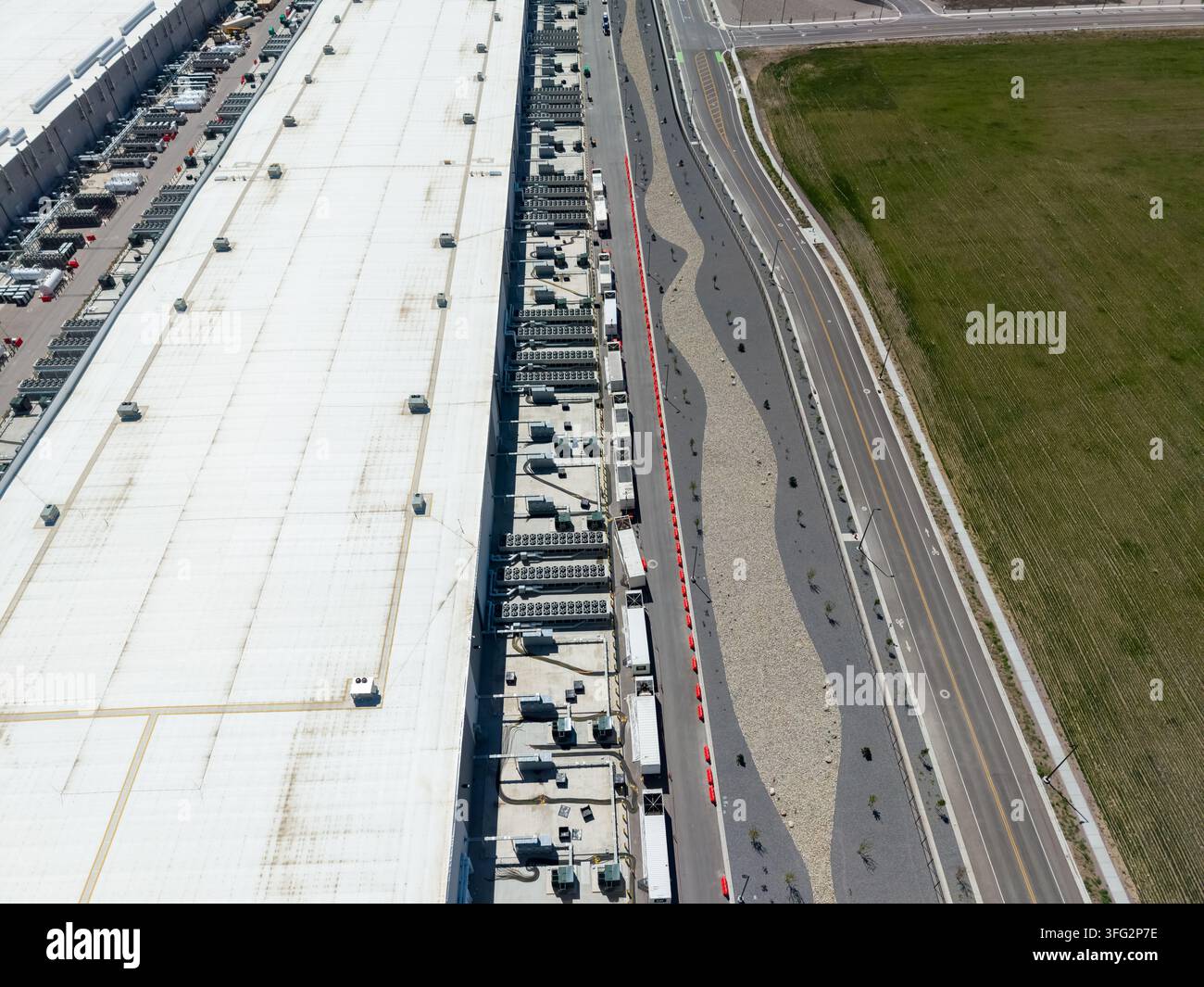 Vista aerea ad alta angolazione di un grande centro di elaborazione dati e delle unità di raffreddamento Foto Stock