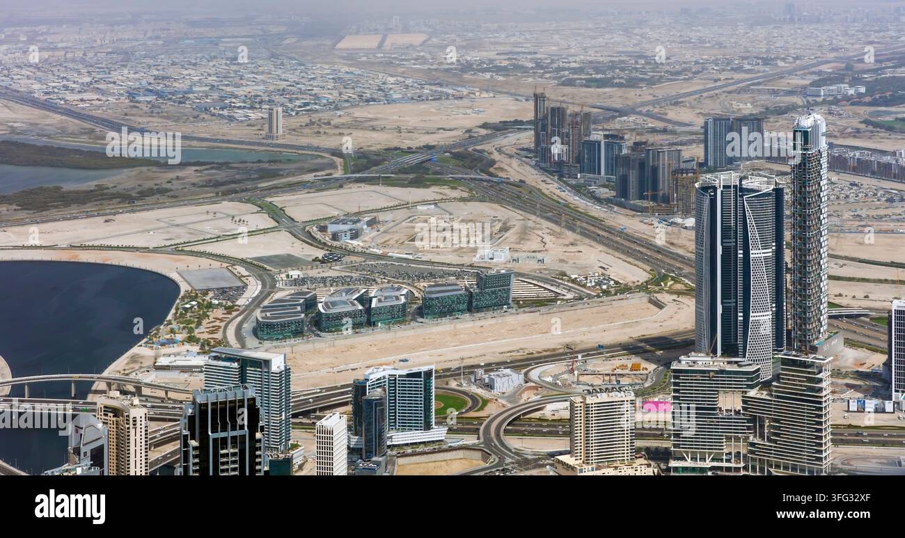 Vista aerea su Business Bay a Dubai, Emirati Arabi Uniti, rivolta a sud/sud-est. La fotografia mostra il Dubai Water Canal, abitazioni moderne Foto Stock