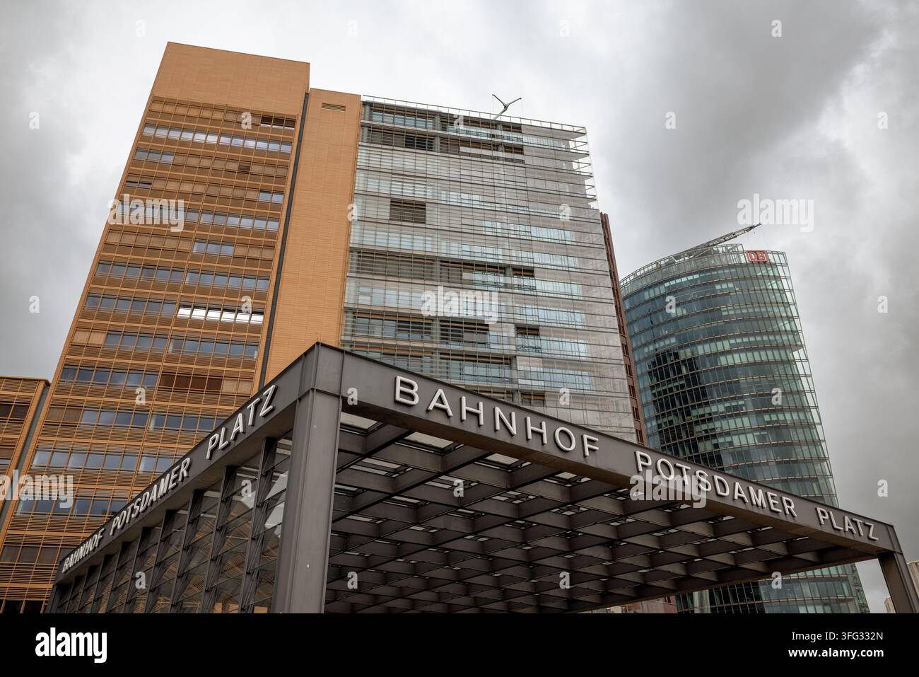 Edifici moderni ad alto piano, infrastrutture di trasporto e architettura commerciale circondano gli spazi pubblici di Potsdamer Platz. Foto Stock