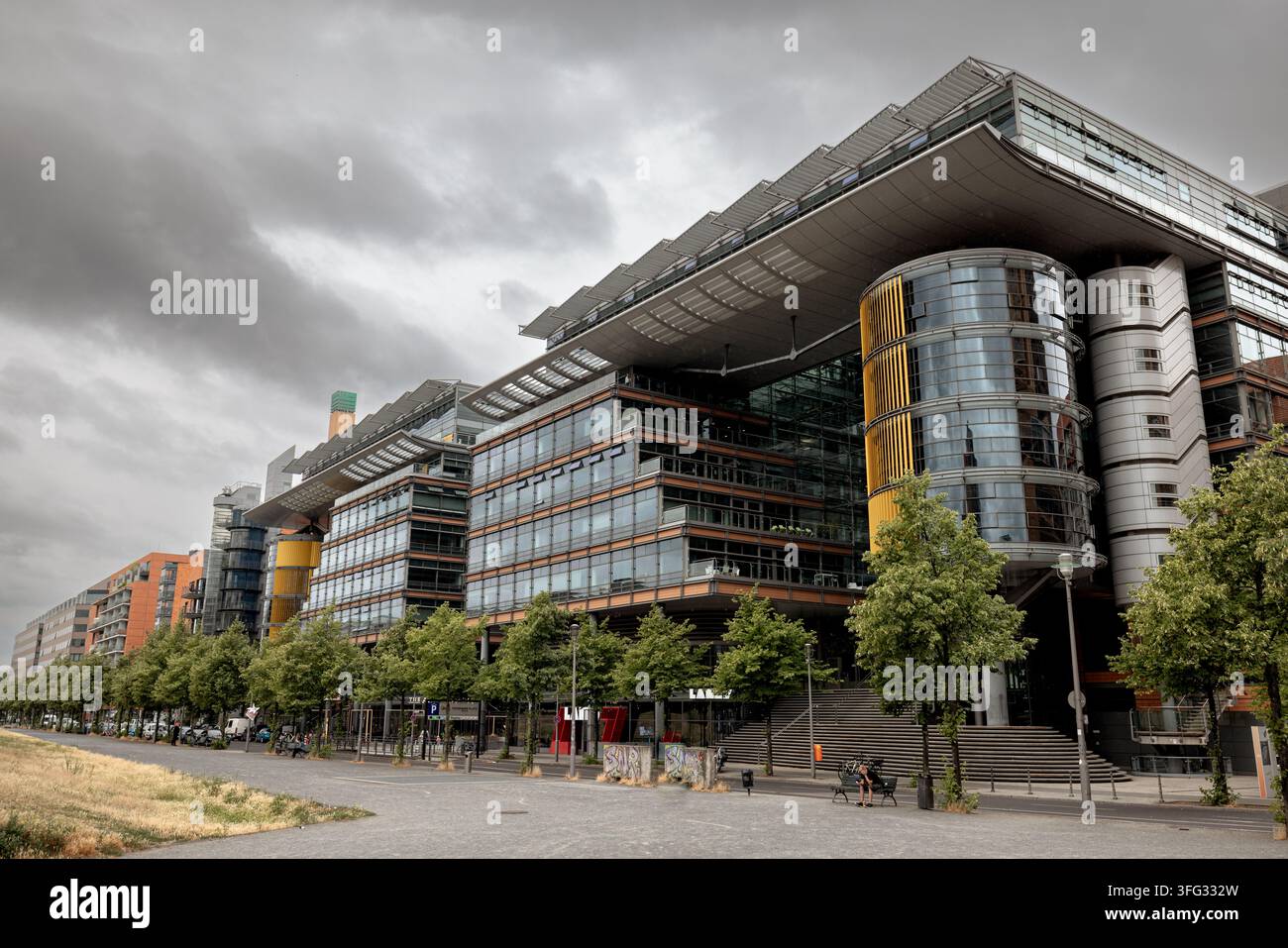 Edifici moderni ad alto piano, infrastrutture di trasporto e architettura commerciale circondano gli spazi pubblici di Potsdamer Platz. Foto Stock