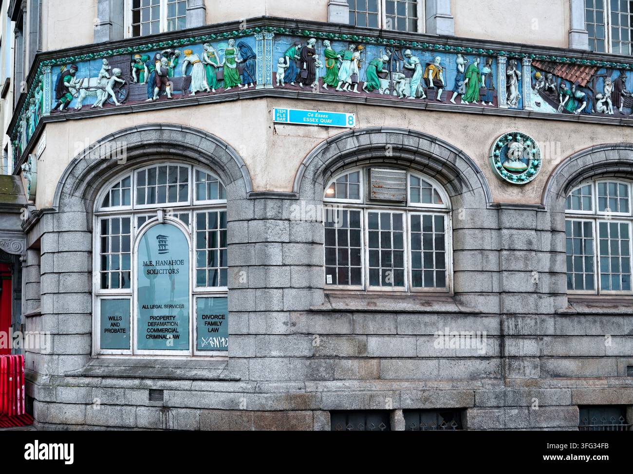 Edificio Sunlight Chambers a Dublino, costruito intorno al 1901 per Lever Brothers, fregi in ceramica smaltata che raffigurano la storia dell'igiene dello scultore Conrad Foto Stock