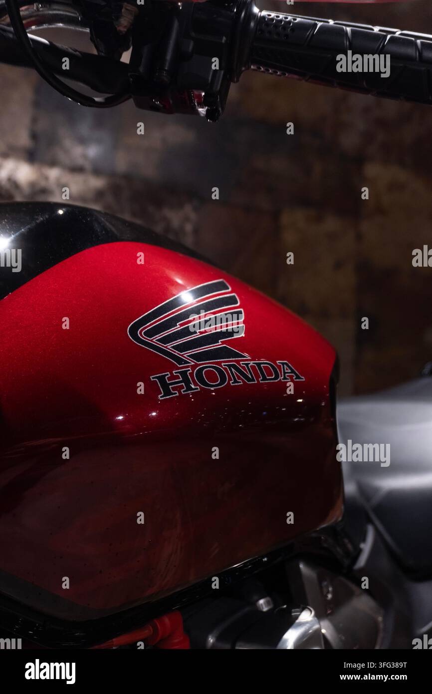 Serbatoio del carburante della moto Honda CB1300 rossa, logo in primo piano Foto Stock