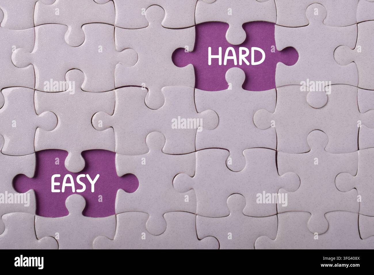 Puzzle bianco con pezzi facili e difficili evidenziati su uno sfondo viola, che rappresenta scelte, sfide, processo decisionale, risoluzione dei problemi Foto Stock