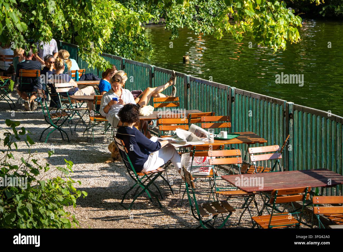 Birreria sul lago a Krumme Lanke, Berlino, Germania, visitatori che si rilassano sull’acqua in estate Foto Stock