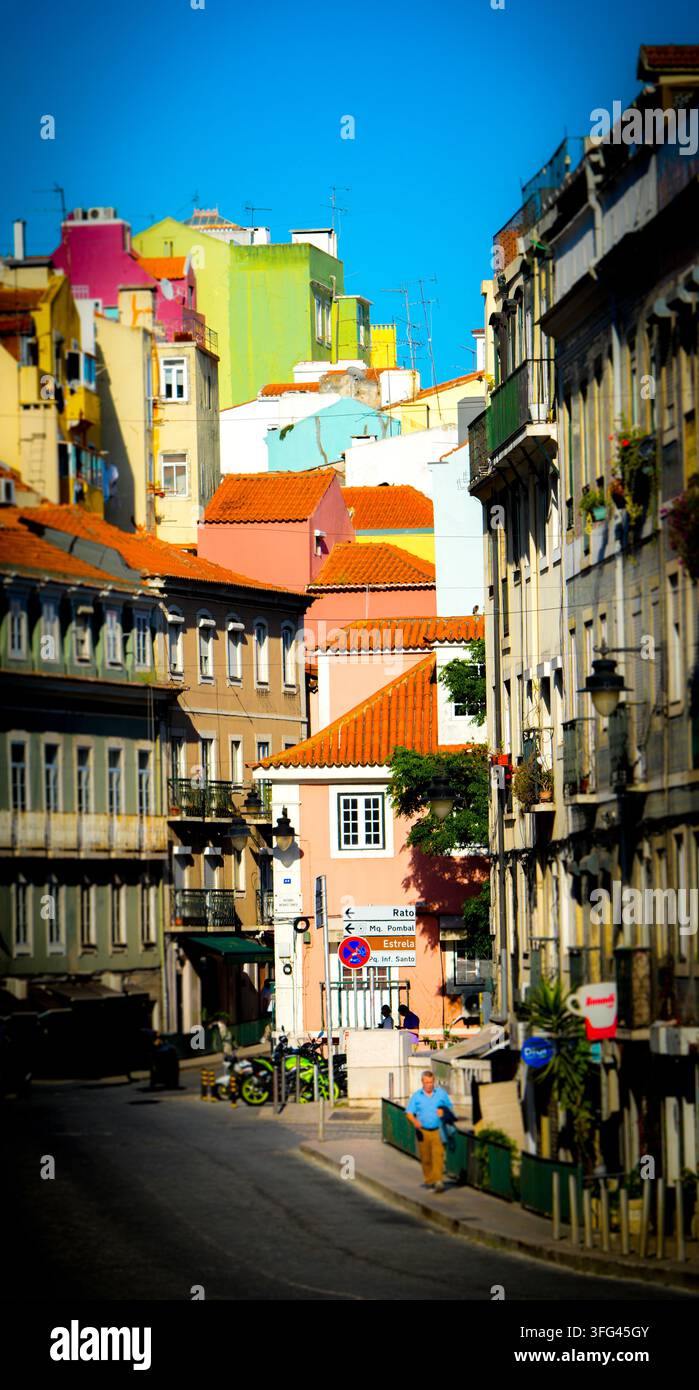 Patchwork di facciate colorate, stratificazioni di tonalità pastello e audaci nella strada di Lisbona, concetto di colore e texture urbana Foto Stock