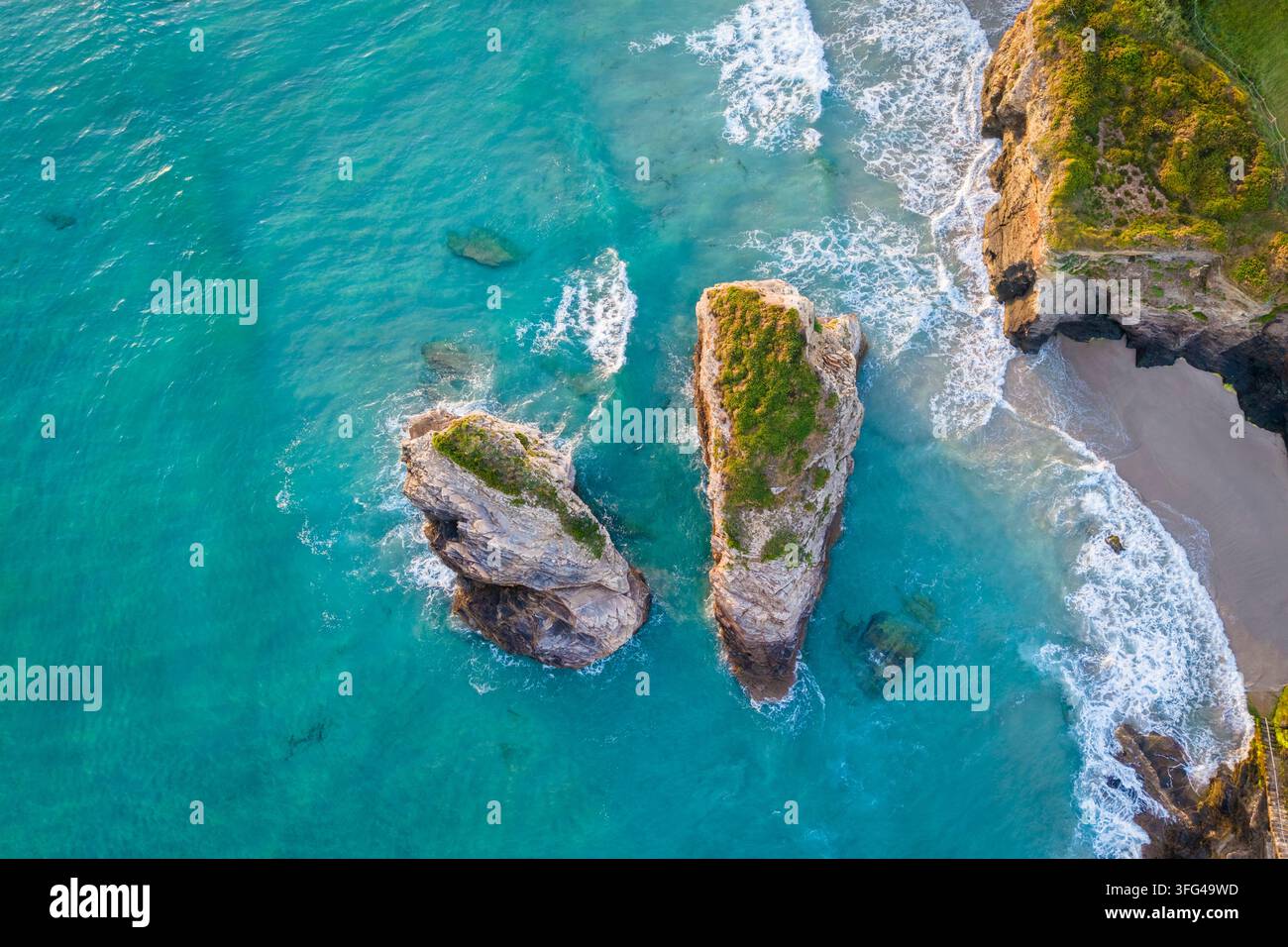 Vista delle scogliere di Praia das Catedrais all'alba in primavera con alta marea. Ribadeo, Galizia, Spagna, penisola iberica, Europa occidentale. Foto Stock